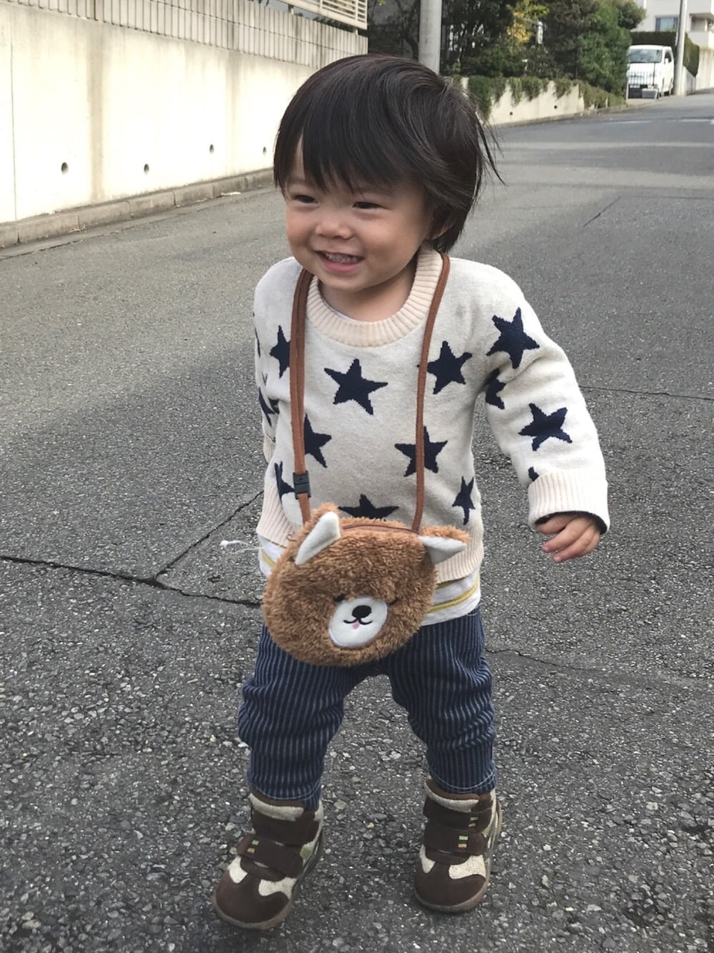 「星柄、ベージュニット、ストライプパンツ、キッズコーデ、秋冬コーデ、1歳、プチプラ、ななめがけかばん、動物モチーフ」｜「西松屋のアイテム（ニット/セーター、ベージュ系）」を使った、cocotaroさん（キッズ・80cm）の秋コーディネートの1枚目の写真
