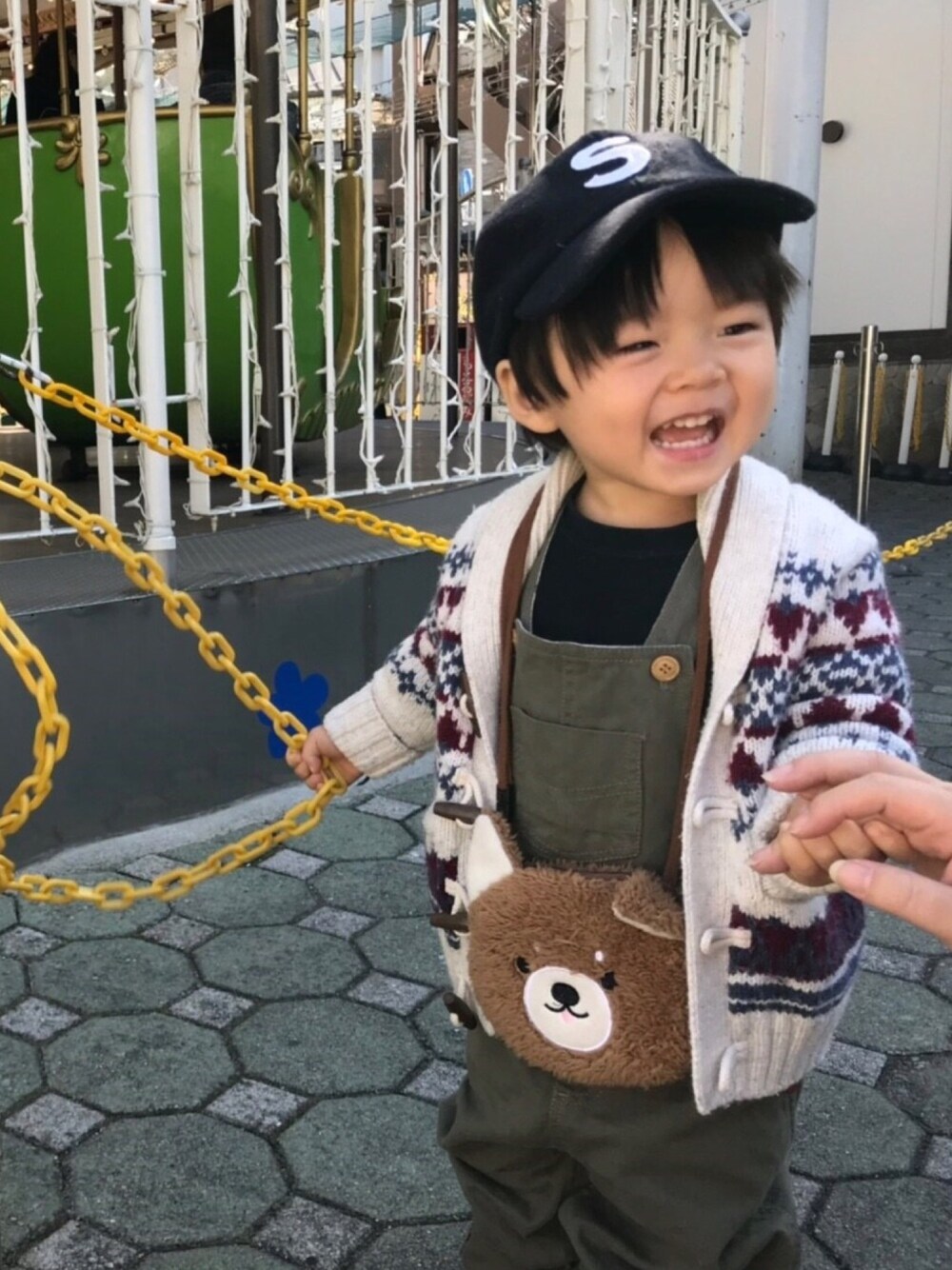 「オーバーオール、ニットカーディガン、カウチンセーター、DAISO、遊園地、キッズコーデ、おとこのこ、プチプラ、キャップ」｜「DAISOのアイテム（キャップ、ブラック系）」を使った、cocotaroさん（キッズ・80cm）の春コーディネートの1枚目の写真