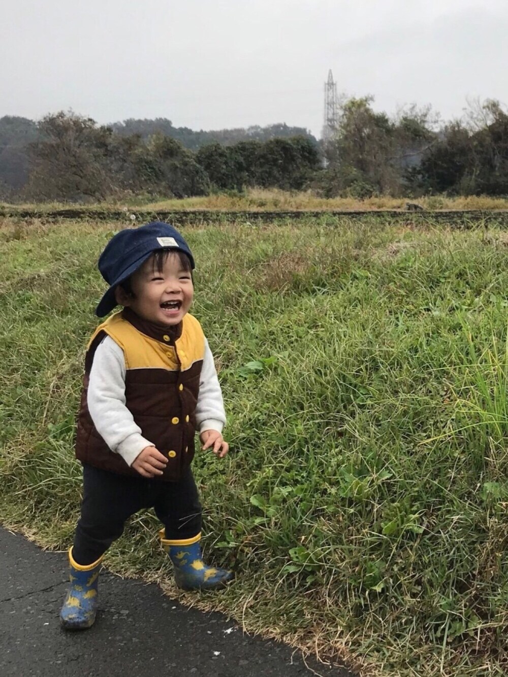 「秋冬コーデ、キッズコーデ、ベスト、長靴、ダイソー、1歳、農作業、トレーナー、レギパン、キャップ」｜「DAISOのアイテム（帽子、ブルー系）」を使った、cocotaroさん（キッズ・80cm）の秋コーディネートの1枚目の写真