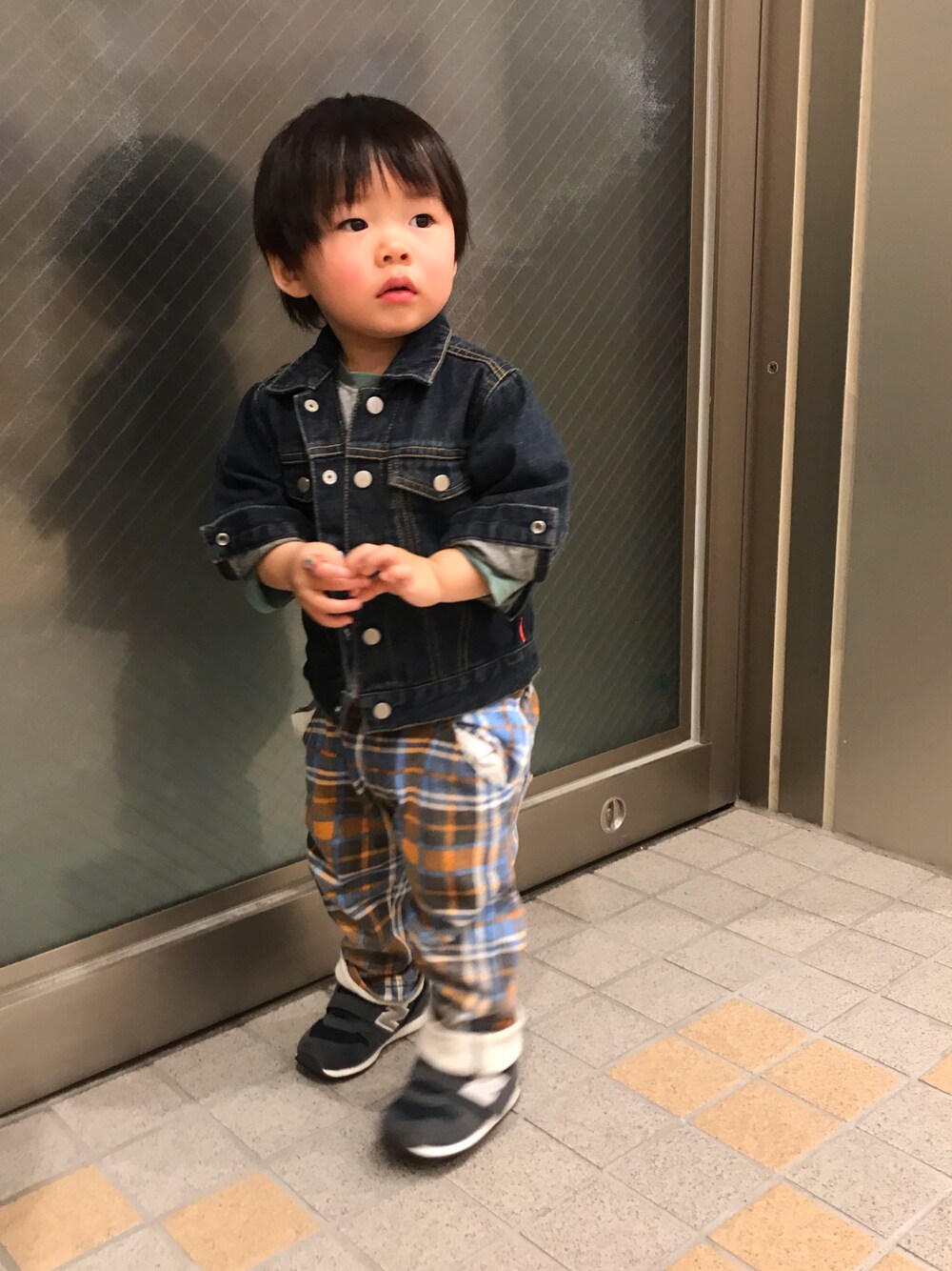「キッズファッション、チェックパンツ、ジージャン、デニムジャケット、おとこのこ、むすこーで、ココたろコーデ」｜「BeBeのアイテム（デニムジャケット、ブルー系）」を使った、cocotaroさん（キッズ・80cm）の春コーディネートの1枚目の写真