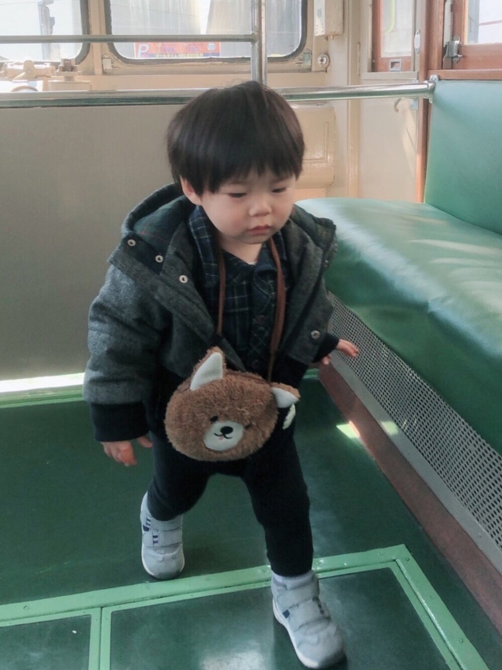 「キッズコーデ、男の子コーデ、ココたろコーデ、1歳、スキニー、スキニーパンツ、レギパン、UNIQLO、パパとお揃い、リンクコーデ」｜「UNIQLOのアイテム（パンツ、ブラック系）」を使った、cocotaroさん（キッズ・80cm）の春コーディネートの1枚目の写真