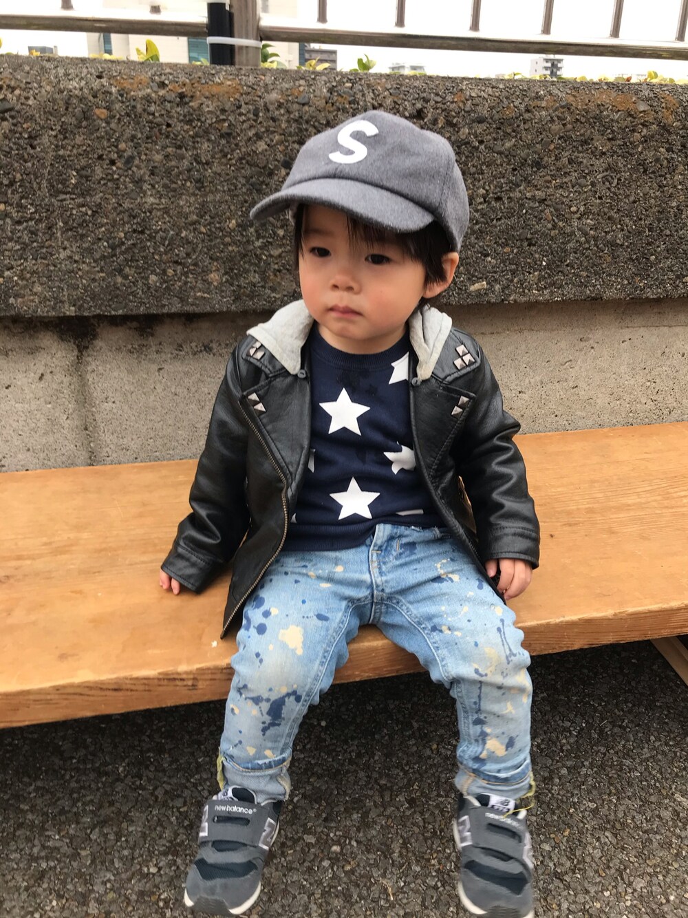 「キッズコーデ、キッズファッション、2歳、ココたろコーデ、ライダース、ダメージデニムパンツ、ダイソー、kids」｜「DAISOのアイテム（キャップ、グレー系）」を使った、cocotaroさん（キッズ・80cm）の春コーディネートの1枚目の写真
