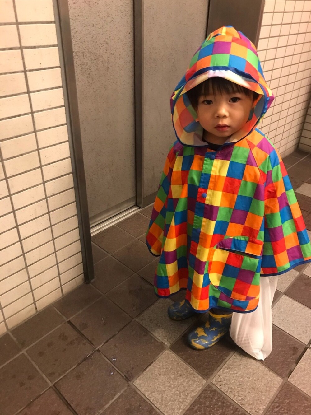 「レインコート、雨の日コーデ、ココたろコーデ、キッズコーデ、2歳、カラフル、ポンチョ」｜「no brandのアイテム（その他シューズ、ブルー系）」を使った、cocotaroさん（キッズ・80cm）の春コーディネートの1枚目の写真