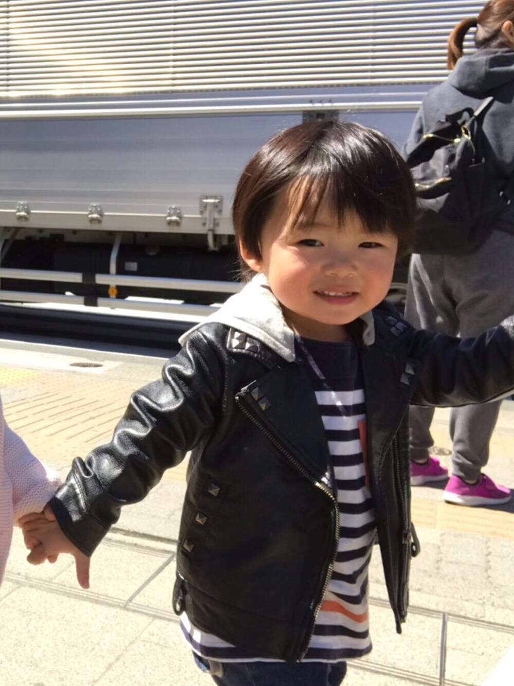 「ライダース、キッズコーデ、ボーダートップス、2歳、デート、春コーデ、男の子、プチプラコーデ」｜「no brandのアイテム（ライダースジャケット、ブラック系）」を使った、cocotaroさん（キッズ・80cm）の春コーディネートの1枚目の写真