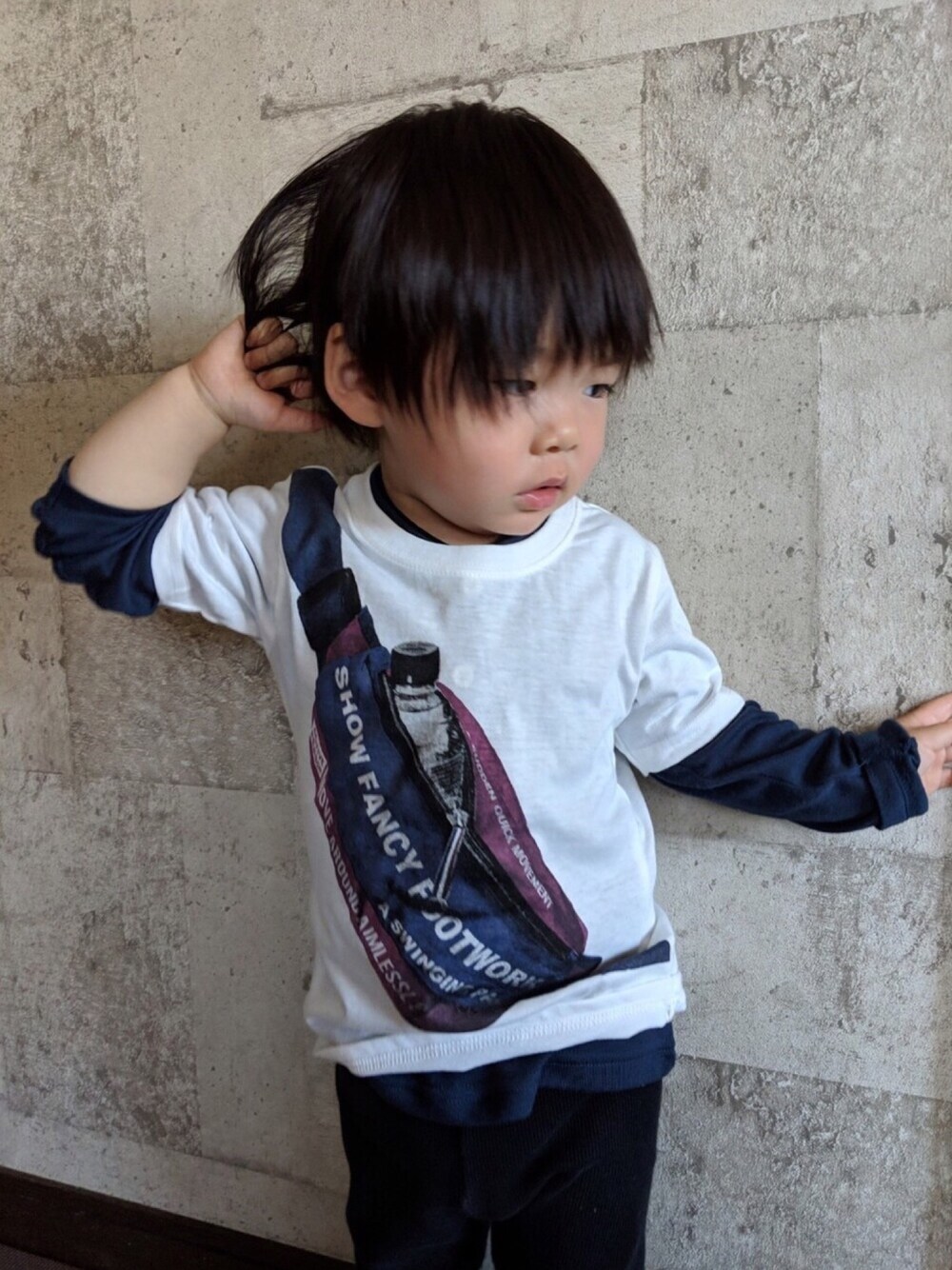 「キッズコーデ、プチプラコーデ、Tシャツ、レイヤードスタイル、重ね着、ボディバッグ、2歳、春コーデ、だまし絵、ココたろコーデ」｜「UNIQLOのアイテム（パンツ、ブラック系）」を使った、cocotaroさん（キッズ・80cm）の春コーディネートの1枚目の写真