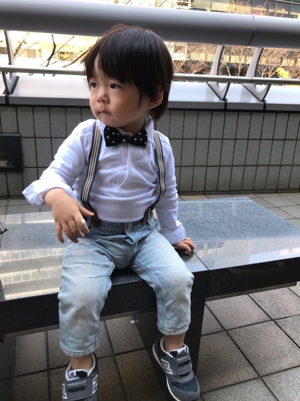 「キッズコーデ、サスペンダー、蝶ネクタイ、白シャツ×デニム、ココたろコーデ、おめかしコーデ、2歳、白シャツ、春コーデ」｜「H&Mのアイテム（デニムパンツ、ブルー系）」を使った、cocotaroさん（キッズ・80cm）の春コーディネートの1枚目の写真
