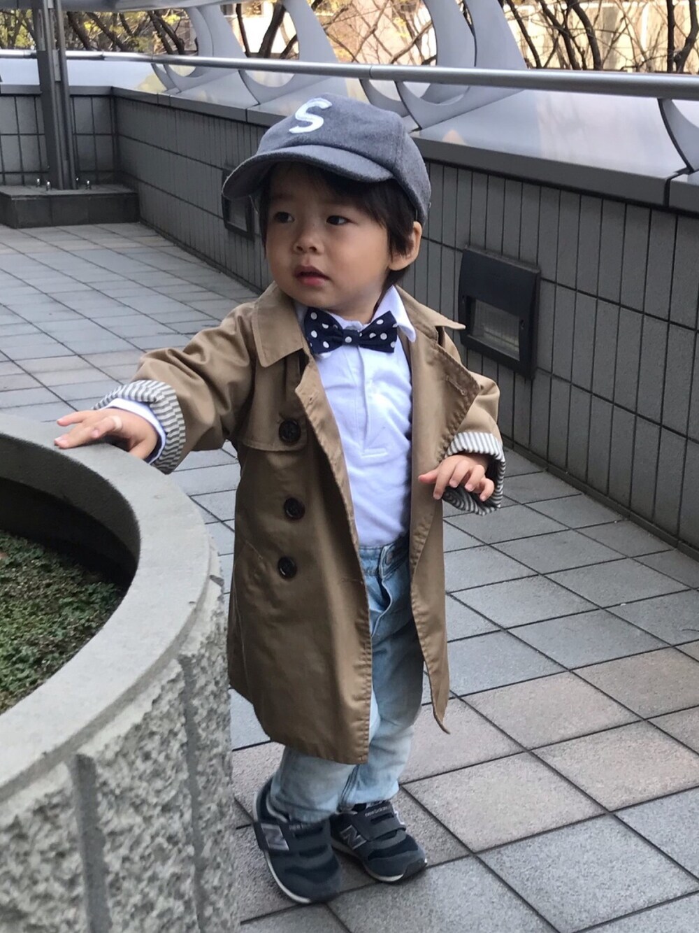 「キッズコーデ、トレンチコート、白シャツ、蝶ネクタイ、サスペンダー、キャップ、春コーデ、2歳、ココたろコーデ、おめかしコーデ」｜「DAISOのアイテム（キャップ、グレー系）」を使った、cocotaroさん（キッズ・80cm）の春コーディネートの1枚目の写真