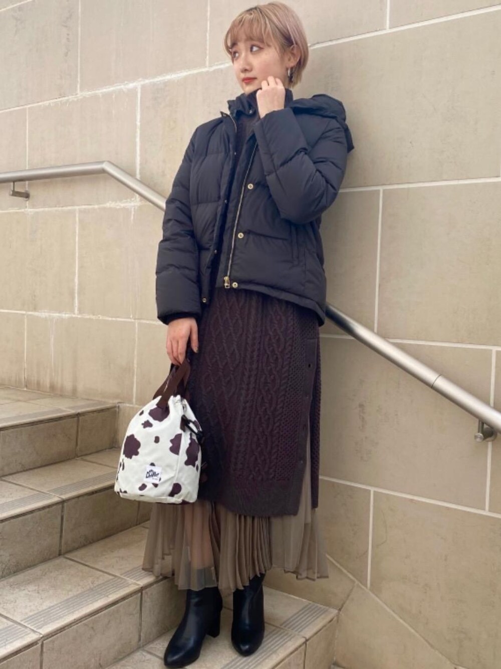 「ワンピース、casual、ブーツスタイル、くすみカラー、”サマになるシリーズ”スタイル、一押しのアウタースタイル」｜「Drifterの[ 別注 ][ ドリフター ] Drifter SC ドロスト 2WAY ショルダー（ショルダーバッグ、その他）」を使った、uamomo02さん（レディース・159cm）の冬コーディネートの1枚目の写真