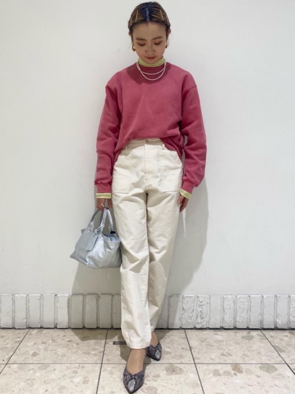 シルバー系のトートバッグ、ホワイト系のその他パンツ、その他のパンプスを着用したレディースの冬コーディネートの1枚目の写真