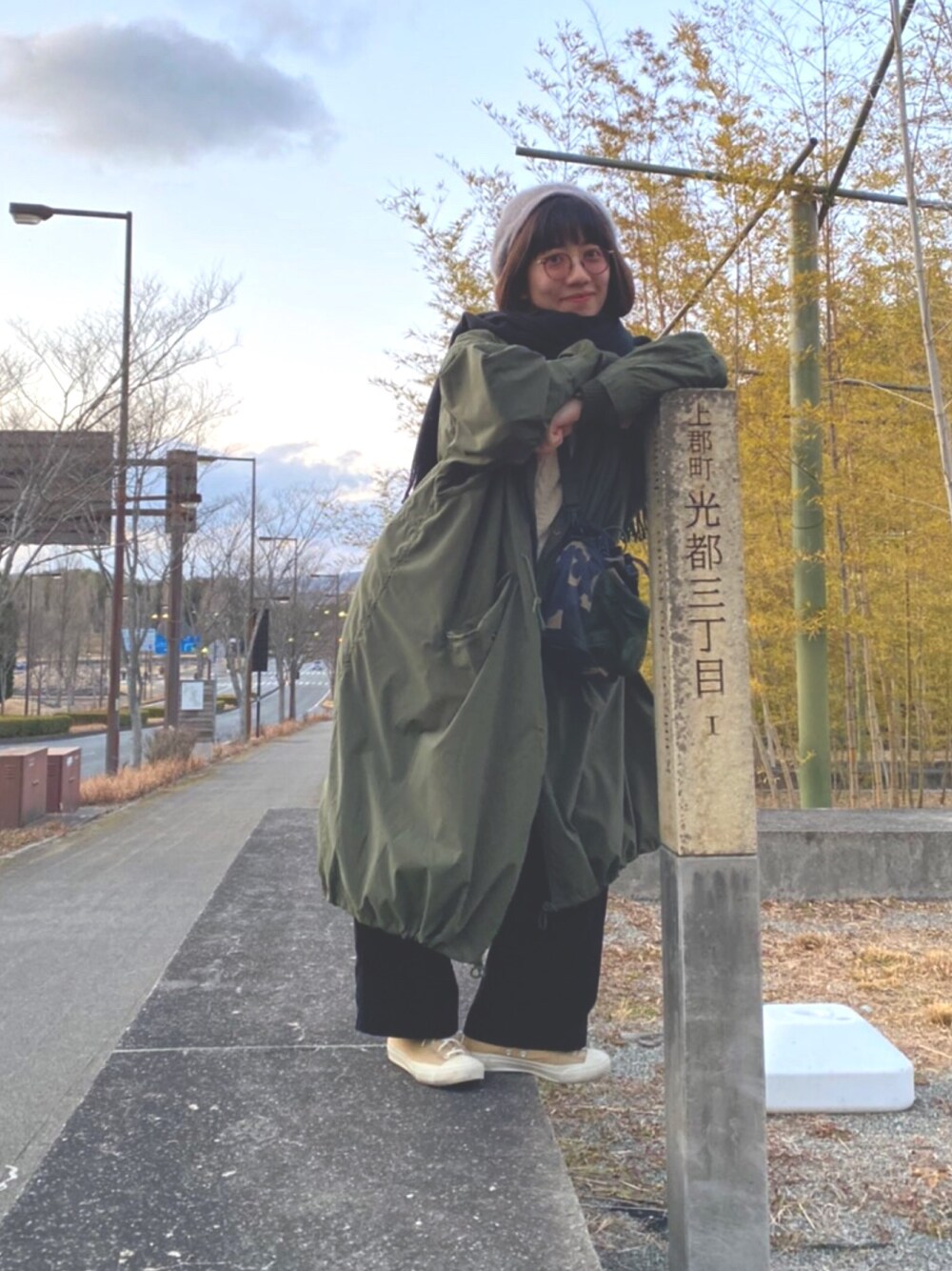 「大人カジュアル、シンプルコーデ、パンツスタイル、カジュアルコーデ、スニーカー、ミリタリー、ootd、ユニクロ、カーキ、カーキアウター」｜「BEAMS BOYのBEAMS BOY / ソロテックス M-65 ロング コート（モッズコート、グリーン系）」を使った、ざさん（レディース・162cm）の冬コーディネートの1枚目の写真