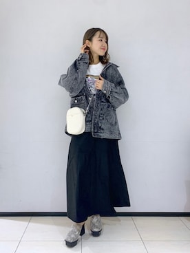 「コラボTシャツ」｜「アイテム（ジャケット/アウター）」を使った、mihoさん（レディース・156cm）の春コーディネート