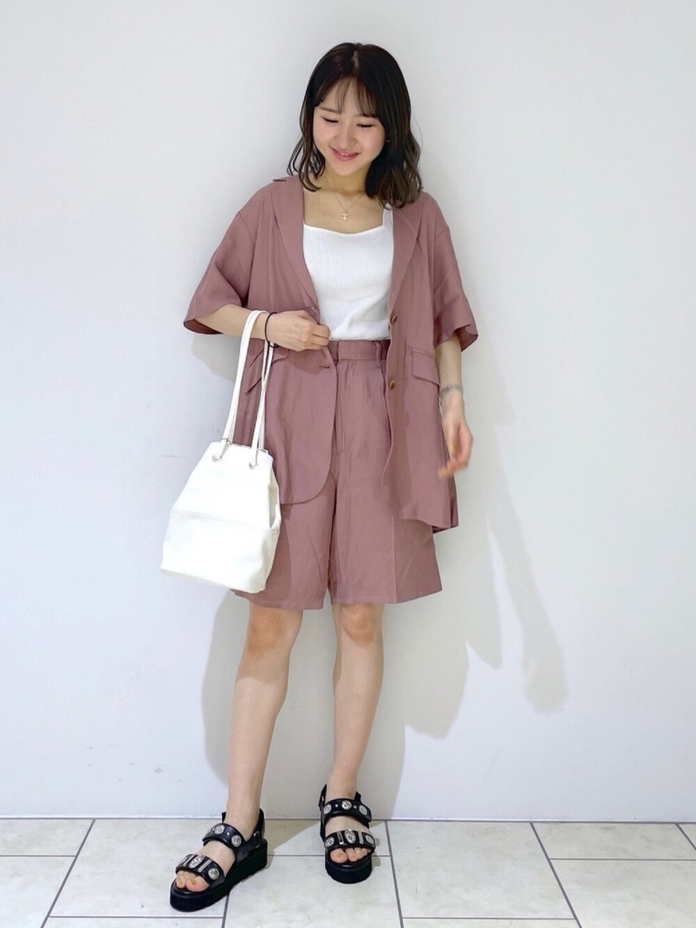 「セットアップ、ジャケット、ハーフパンツ、サンダル、厚底サンダル、ショルダーバッグ、カラーコーデ、モード、トレンド、PAGEBOY」｜「PAGEBOYのリブスクエアニットタンク（タンクトップ、ホワイト系）」を使った、mihoさん（レディース・156cm）の春コーディネートの1枚目の写真