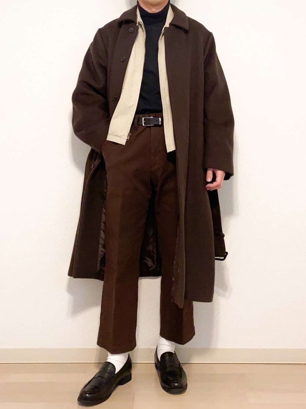 「タートルネック、ステンカラーコート、チノパンツ、ローファー、暖色系、冬コーデ、ブラウンコーデ、きれいめカジュアル、タックイン、チョコ色に染まれ」｜「Lui'sのハイクオリティーステンカラーコート（ステンカラーコート、グレー系）」を使った、マユタラさん（メンズ・169cm）の冬コーディネートの1枚目の写真