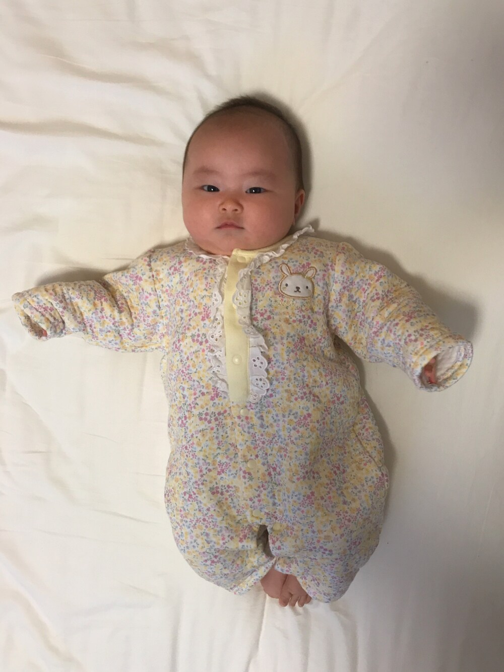 「赤ちゃん、ロンパース、パステルカラー、雨の日コーデ、冬コーデ、プチプラ、おんなのこ」｜「Birthdayのアイテム（ロンパース、イエロー系）」を使った、mon.157cmさん（キッズ・60cm）の秋コーディネートの1枚目の写真
