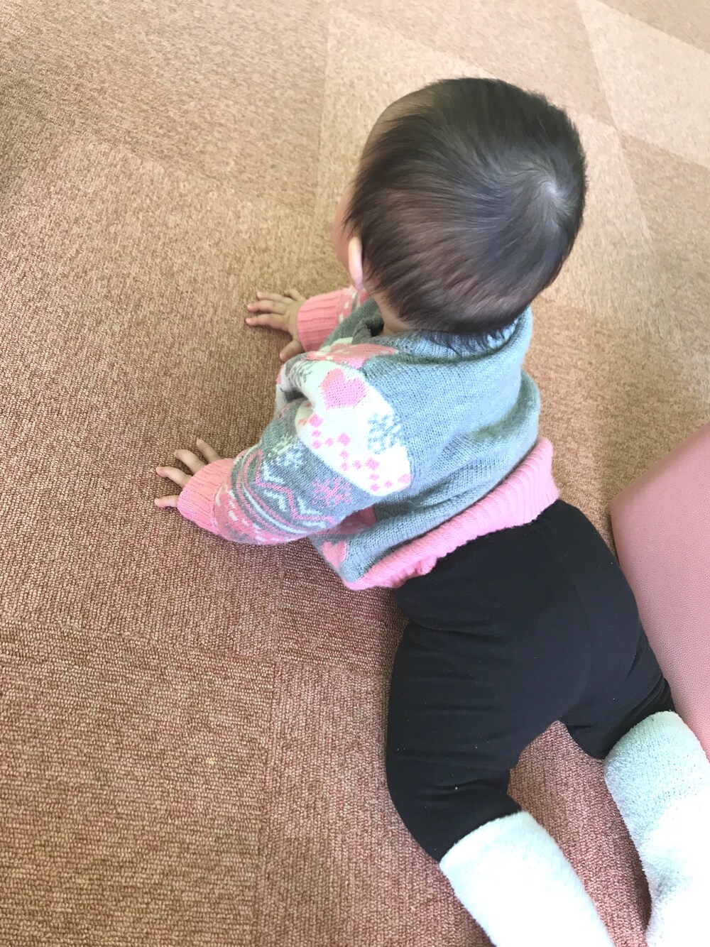 「キッズファッション、あかちゃんコーデ、女の子、プチプラ、ニットコーデ、レギンス」｜「Disneyのアイテム（ママ＆ベビー、グレー系）」を使った、mon.157cmさん（キッズ・60cm）の春コーディネートの1枚目の写真