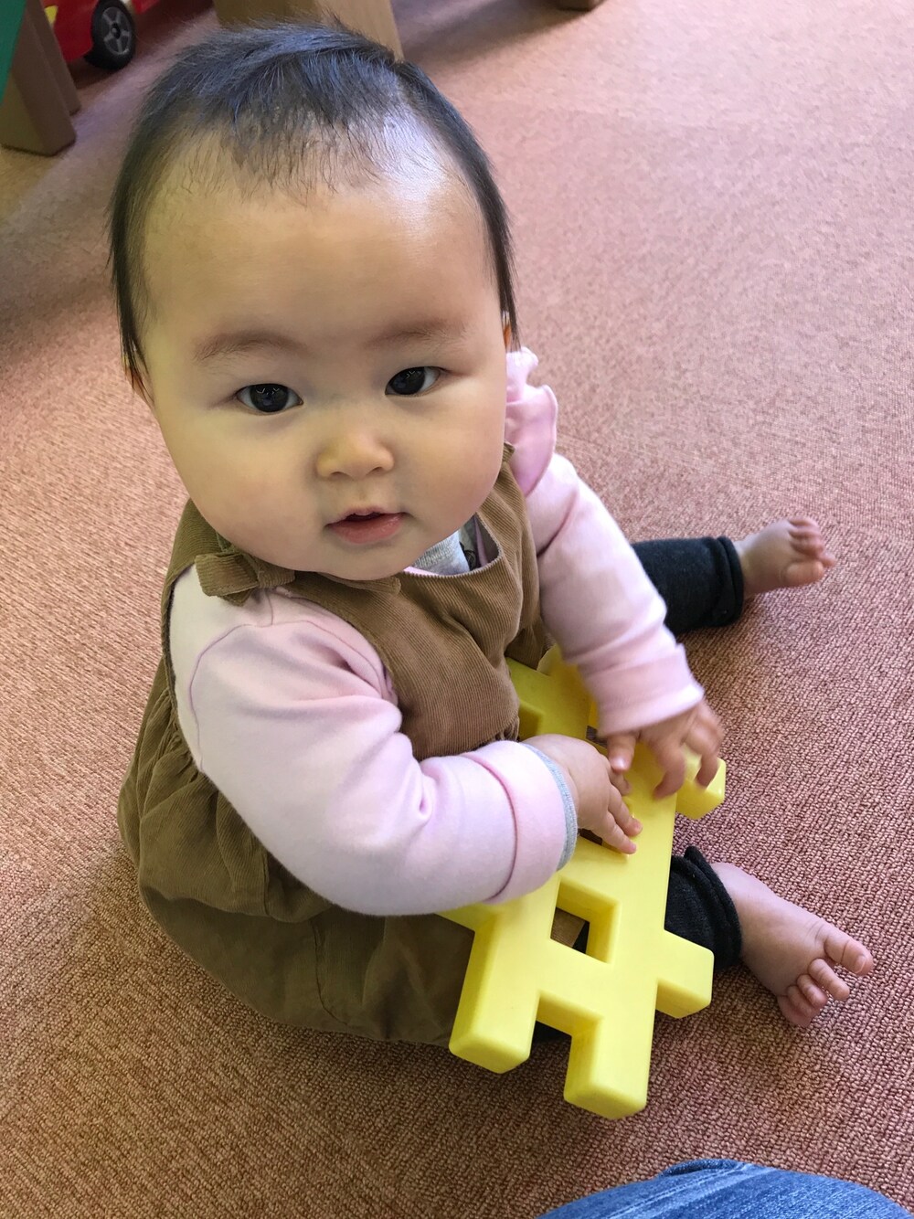 「あかちゃんコーデ、プチプラ、女の子、キッズコーデ、カジュアル」｜「しまむらのアイテム（オールインワン・サロペット、ブラウン系）」を使った、mon.157cmさん（キッズ・60cm）の春コーディネートの1枚目の写真