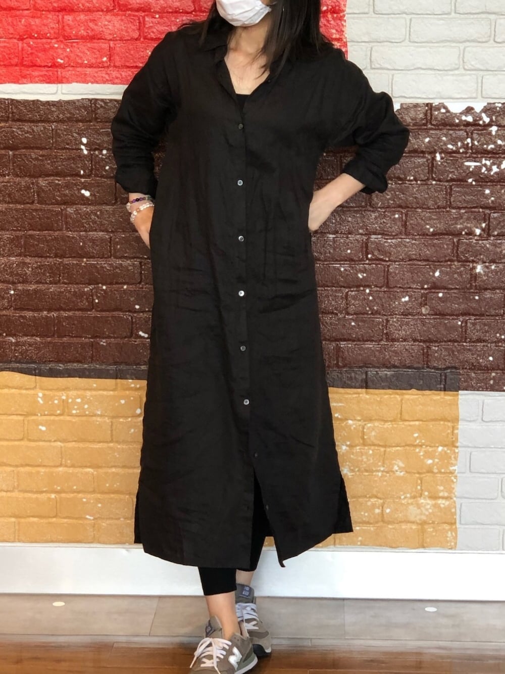 「URBAN RESEARCH DOORSのアイテム（シャツワンピース、ブラック系）」を使った、Snowさん（レディース・164cm）の春コーディネートの1枚目の写真