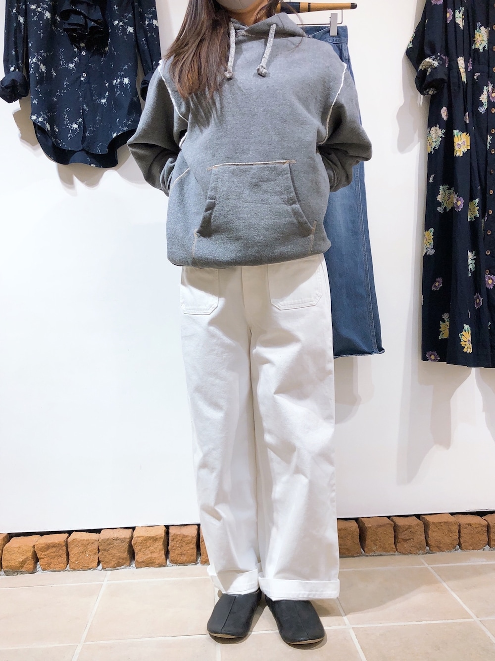 「45Rのアイテム（デニムパンツ、ホワイト系）」を使った、Snowさん（レディース・165cm）の春コーディネートの1枚目の写真