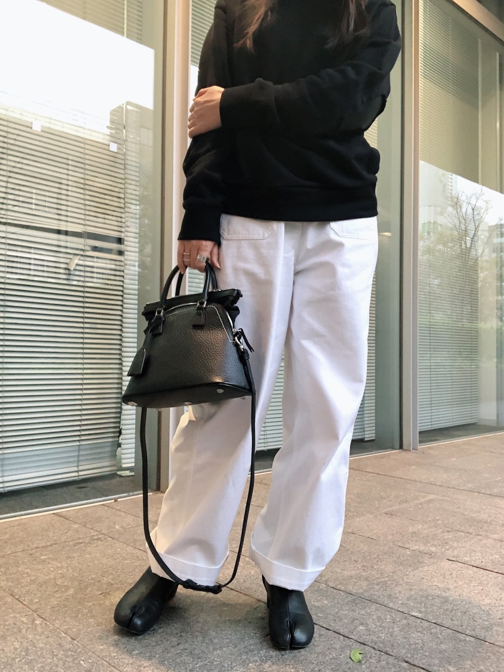 「45Rのアイテム（パンツ、ホワイト系）」を使った、Snowさん（レディース・165cm）の春コーディネートの1枚目の写真