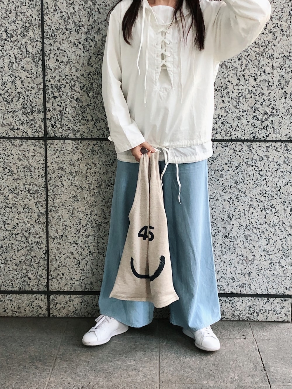 「今日のコーデ、シンプルコーデ、デニムパンツ、スニーカー」｜「45Rのアイテム（バッグ、ベージュ系）」を使った、Snowさん（レディース・165cm）の春コーディネートの1枚目の写真