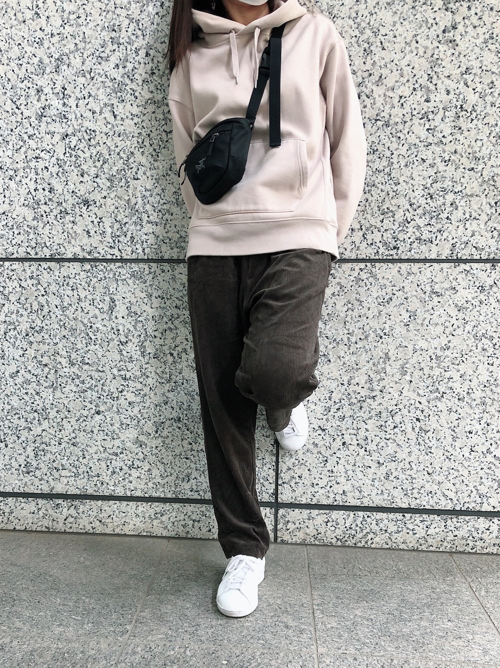 「ユニクロ、アディダス、ハイク、アークテリクス」｜「UNIQLOのアイテム（パンツ、ブラウン系）」を使った、Snowさん（レディース・165cm）の春コーディネートの1枚目の写真