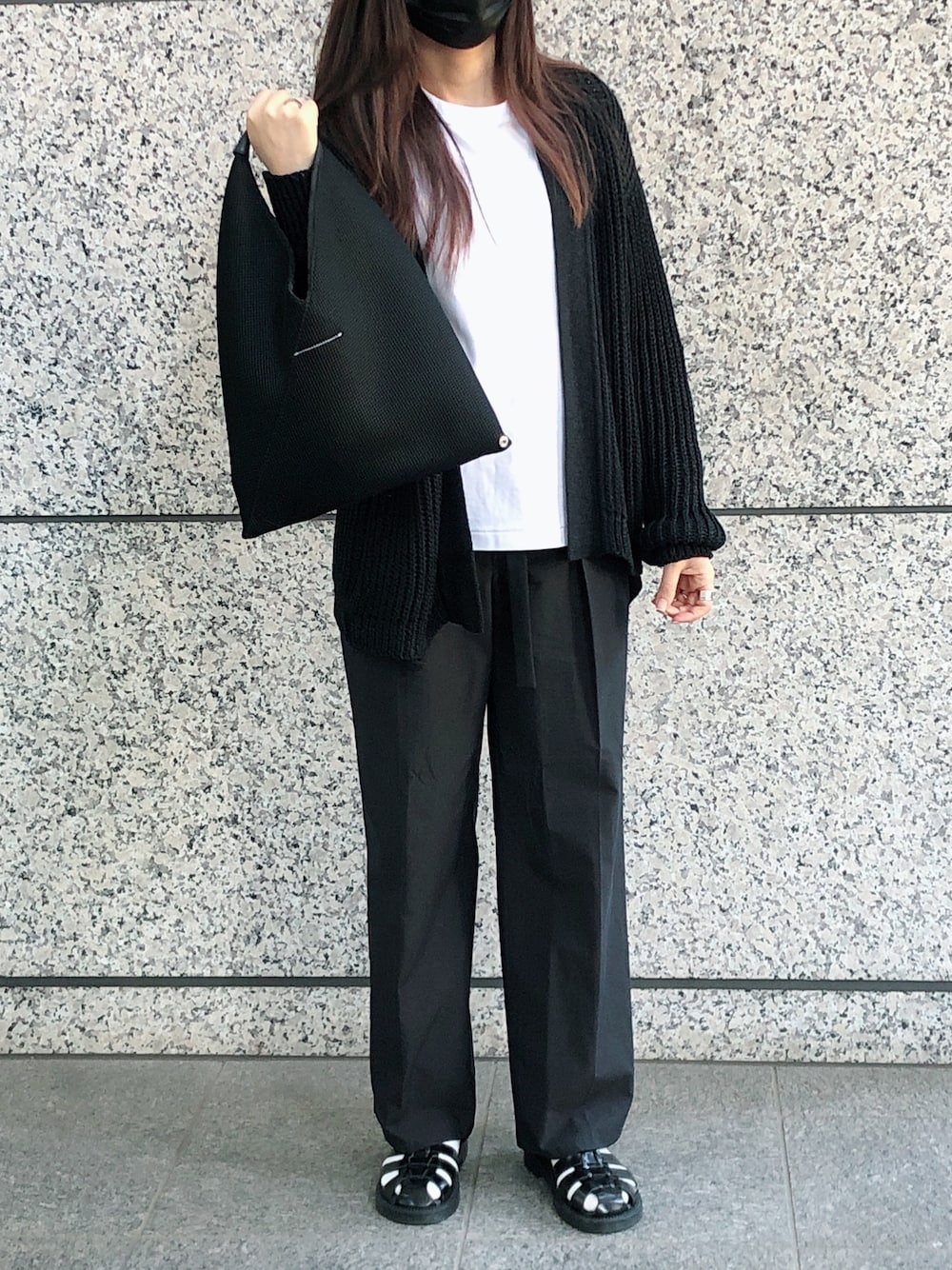 「モノトーン、ママコーデ、ペーパーニット」｜「AURALEEのアイテム（パンツ、ブラック系）」を使った、Snowさん（レディース・165cm）の春コーディネートの1枚目の写真