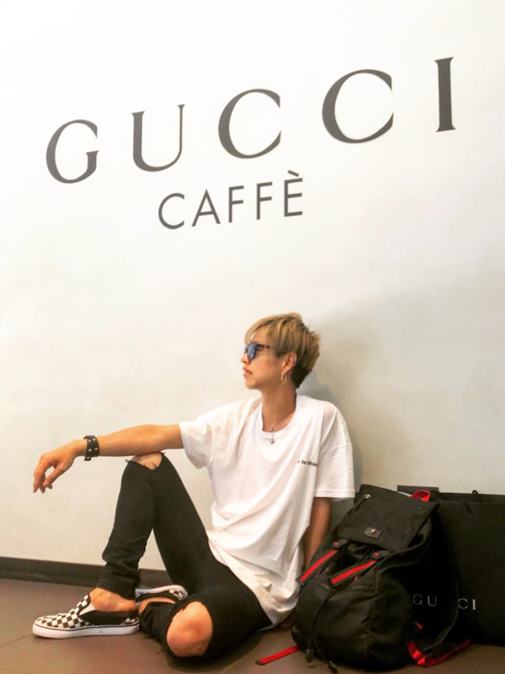 「肌ウーノ、春コーデ、ゆるコーデ、スニーカーコーデ、黒、モノトーンコーデ、低身長、streetstyle、白シャツ、大人カジュアル」｜「DIET BUTCHERのThinking kills T-shirt（Tシャツ/カットソー、ホワイト系）」を使った、KMさん（メンズ・168cm）の春コーディネートの1枚目の写真