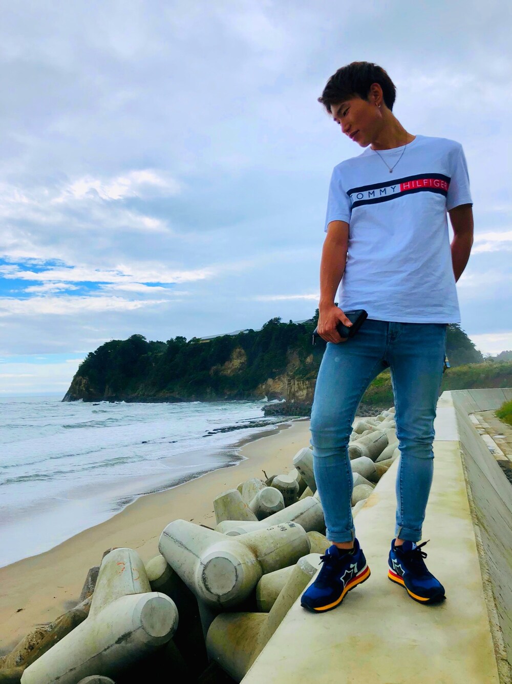 「おしゃれさんと繋がりたい、いいね、save、フォローお願いします🤑、シンプルコーデ、カジュアルコーデ、白Tシャツ、デニム、スキニーデニム、アトランティックスターズ、スニーカー、ootd」｜「VIVIFYのピアス/フープ/シンプル（ピアス（片耳用）、シルバー系）」を使った、おたけさん（メンズ・174cm）の秋コーディネートの1枚目の写真