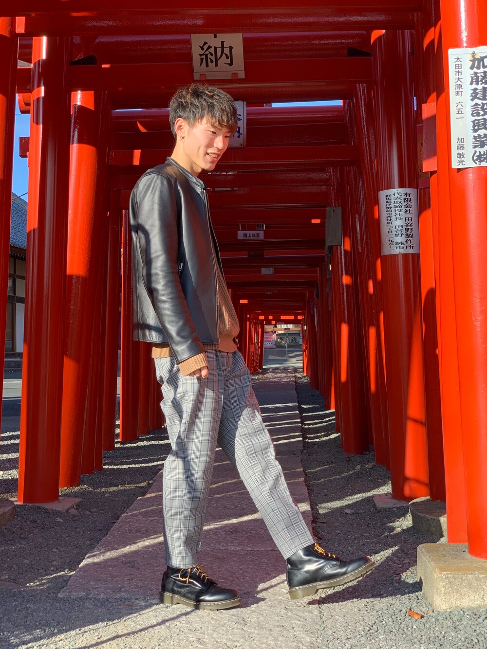 ブラック系のライダースジャケット、ブラウン系のニット/セーター、グレー系のその他パンツを着用したメンズの秋コーディネートの1枚目の写真