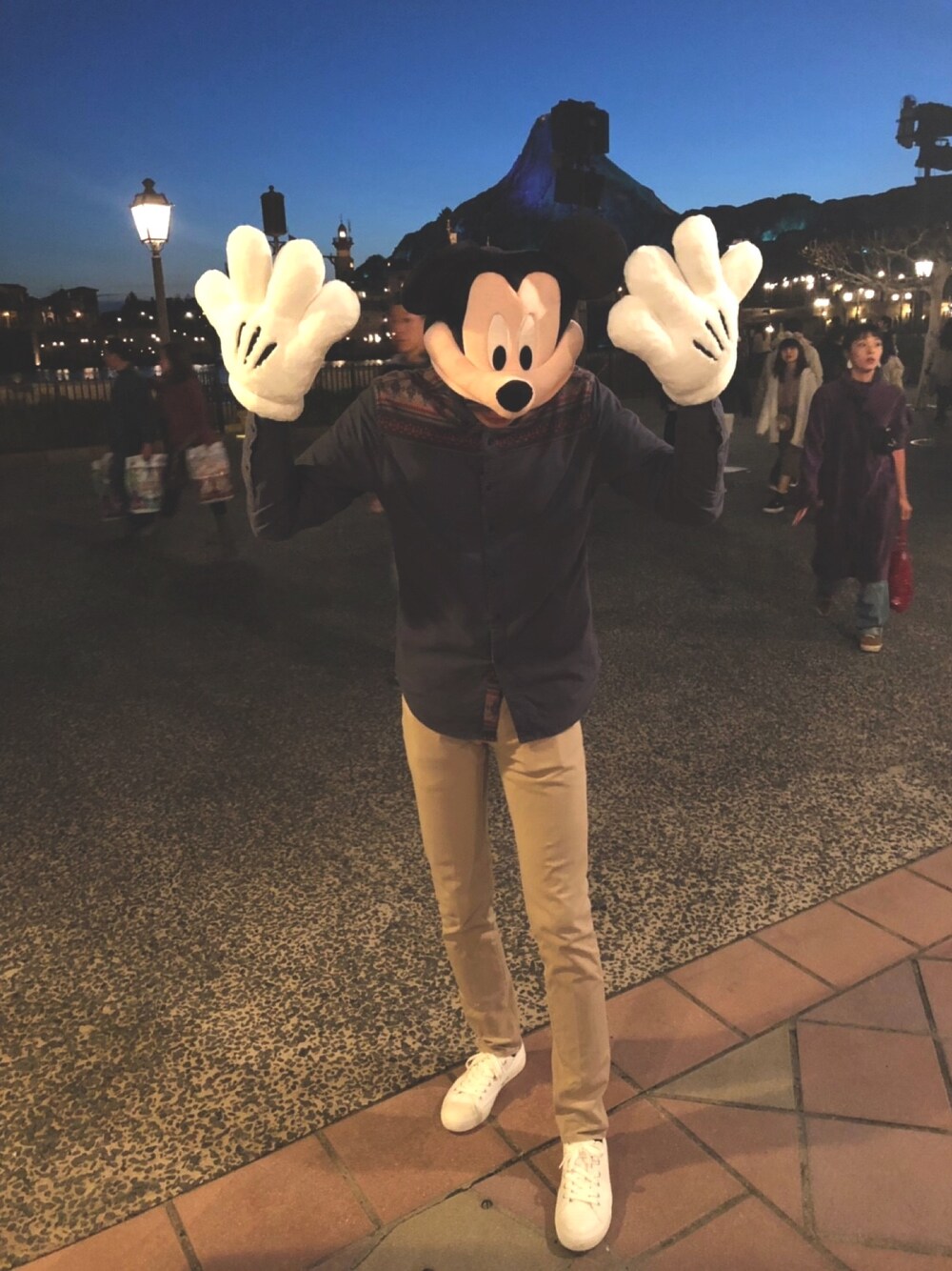 「NETのアイテム（シャツ/ブラウス、ブルー系）」を使った、nncnnさん（メンズ・183cm）の冬コーディネートの1枚目の写真