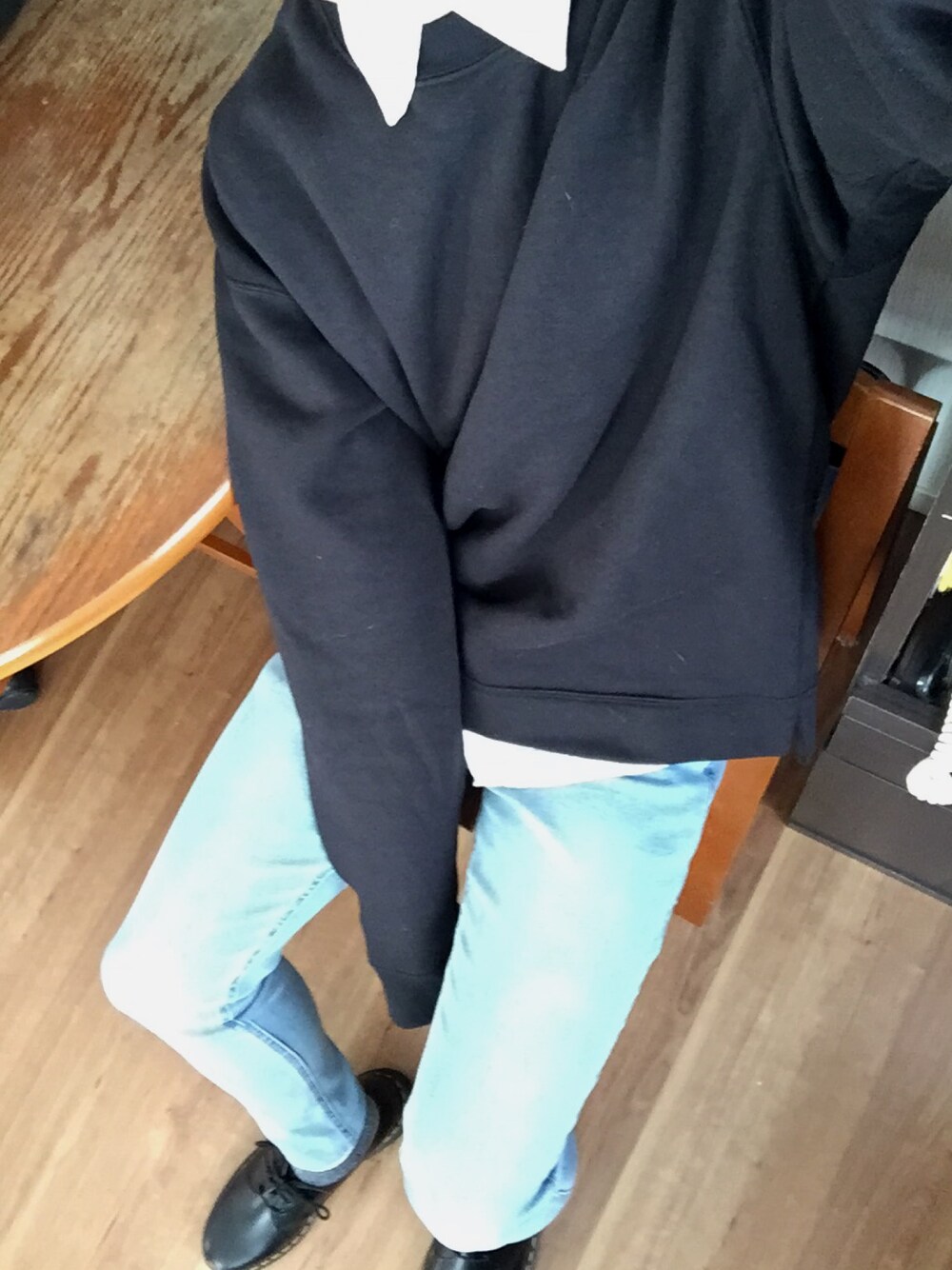 「ユニクロ、Dr.Martens、スウェット、オトナカジュアル、休日スタイル」｜「UNIQLOのMEN リネンコットンシャツ（半袖）（シャツ/ブラウス、ホワイト系）」を使った、みやさん（メンズ・168cm）の秋コーディネートの1枚目の写真