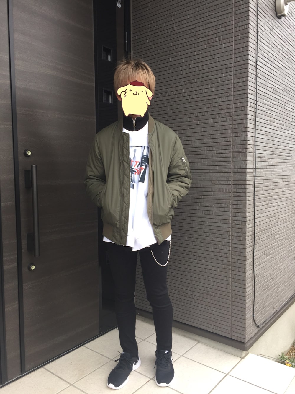 「休日スタイル、黒、黒スキニー、デニム、黒スニーカー」｜「UNIQLOのアイテム（MA-1、グリーン系）」を使った、みやさん（メンズ・168cm）の冬コーディネートの1枚目の写真