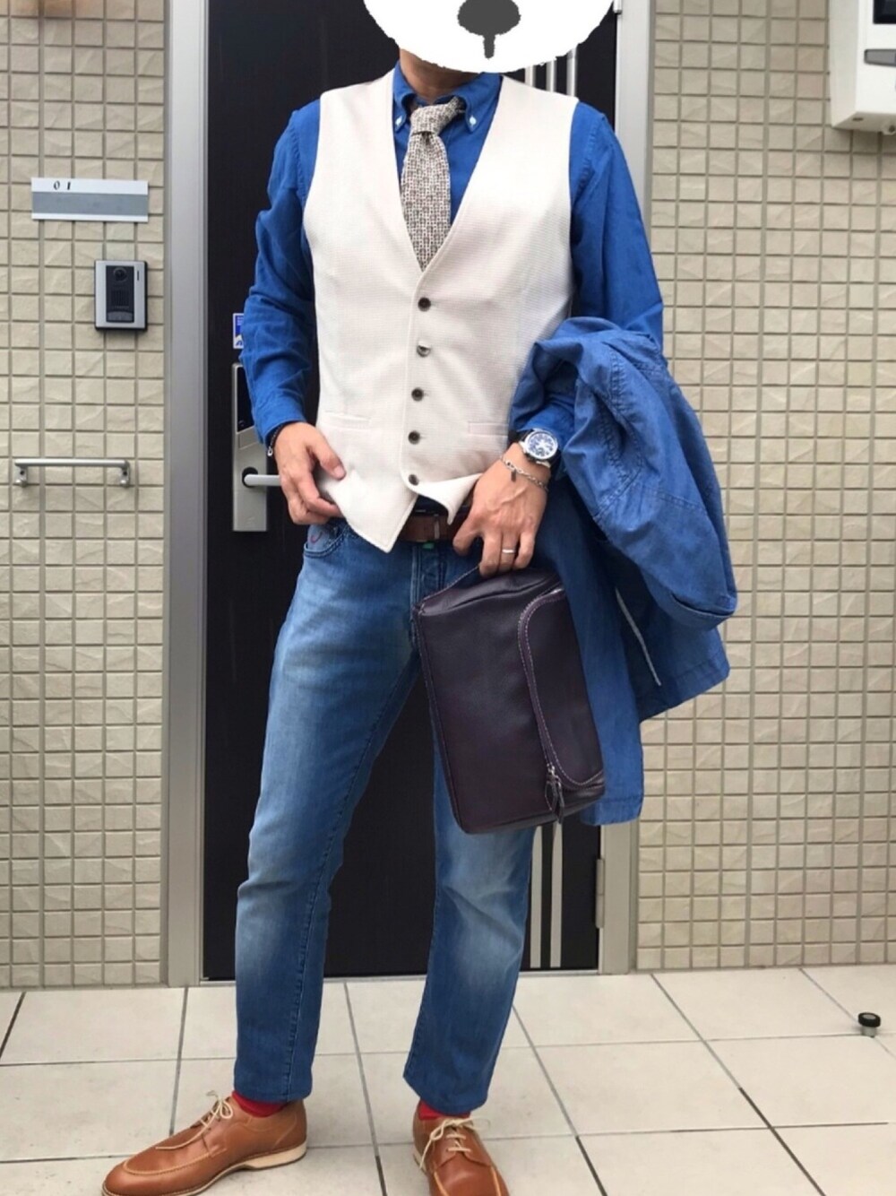 「春コーデ、お洒落さんとつながりたい、デニムパンツ、ニットタイ、ヤコブコーエン、ディスティニーズディメンション、エストネーション、CITIZEN、ジレ、デート」｜「SHIPSのSHIPS: コットン ジオメトリック ニットタイ（ネクタイ、ブラウン系）」を使った、zizitownさん（メンズ・175cm）の春コーディネートの1枚目の写真