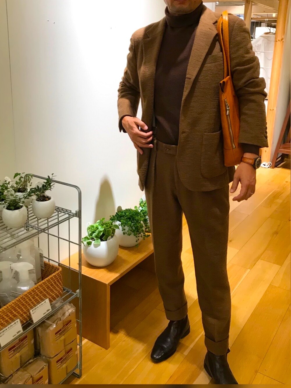 「ブラウン色に染まれ、シンプルコーデ、オトナカジュアル、ブラウンコーデ、ブラウン、セットアップ、おしゃれさんと繋がりたい、フォローミー、いいね、save、フォローお願いします🤑」｜「無印良品のアイテム（ニット/セーター、オレンジ系）」を使った、zizitownさん（メンズ・175cm）の冬コーディネートの1枚目の写真