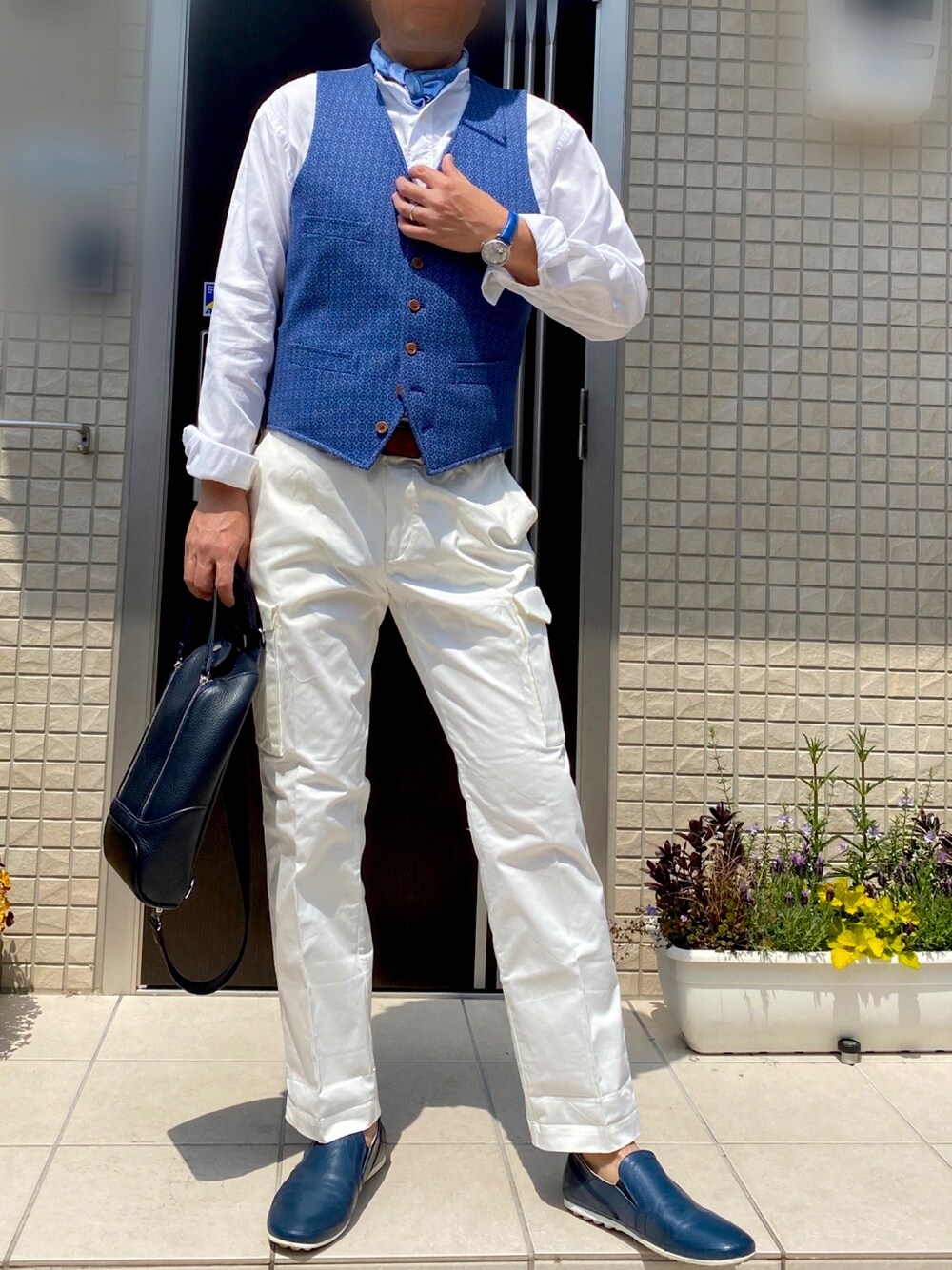 「カーゴパンツ、はるコーデ、キレイめ、いいね、save、フォローお願いします🤑、おしゃれさんと繋がりたい、フォローミー、ベスト×シャツ、はだし」｜「HUGO BOSSのアイテム（カーゴパンツ、ホワイト系）」を使った、zizitownさん（メンズ・175cm）の春コーディネートの1枚目の写真