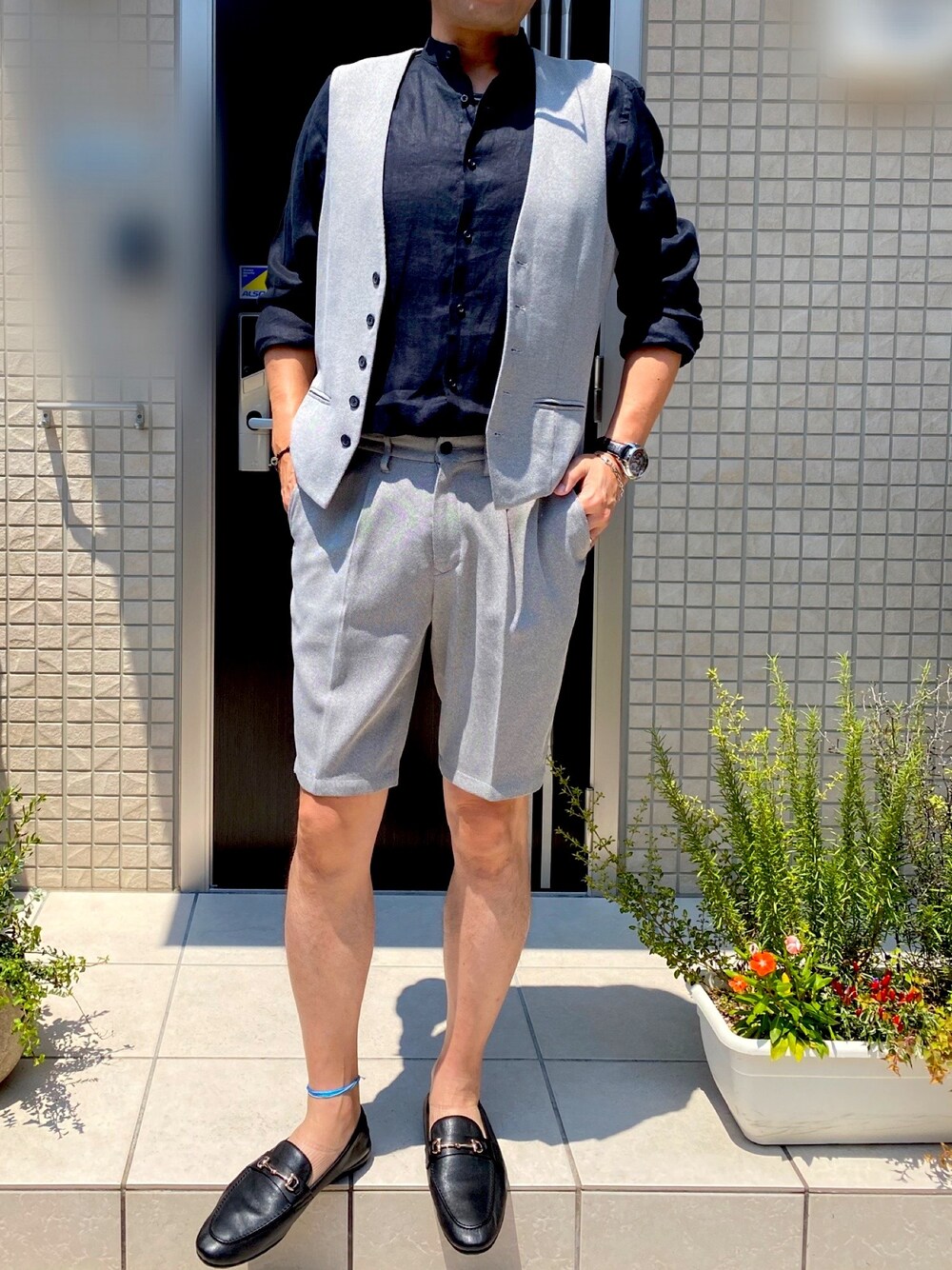 「夏コーデ、きれいめカジュアル、セットアップ、ショートパンツ、おしゃれさんと繋がりたい、フォローミー、いいね、save、フォローお願いします🤑、ローファー」｜「GUY ROVERのアイテム（シャツ/ブラウス、ブラック系）」を使った、zizitownさん（メンズ・175cm）の夏コーディネートの1枚目の写真