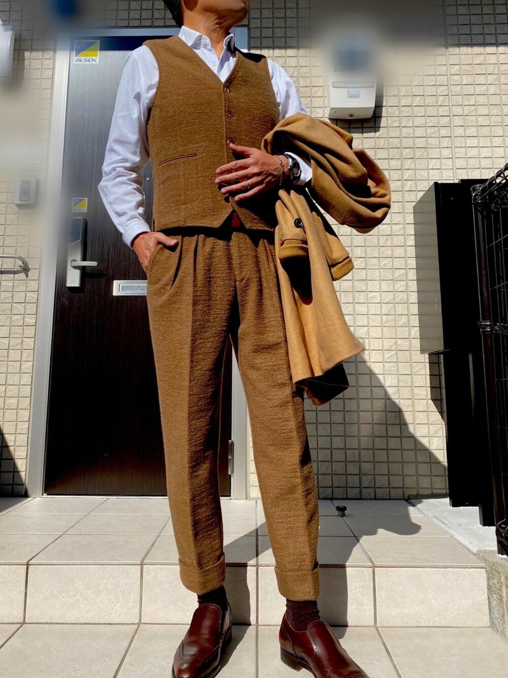 「おしゃれさんと繋がりたい、いいね、save、フォローお願いします🤑、フォローミー、大人カジュアル、秋コーデ、キレイめ、秋冬コーデ、セットアップ、モノトーン、コート」｜「HELIOPOLEのアイテム（テーラードジャケット、ゴールド系）」を使った、zizitownさん（メンズ・175cm）の秋コーディネートの1枚目の写真