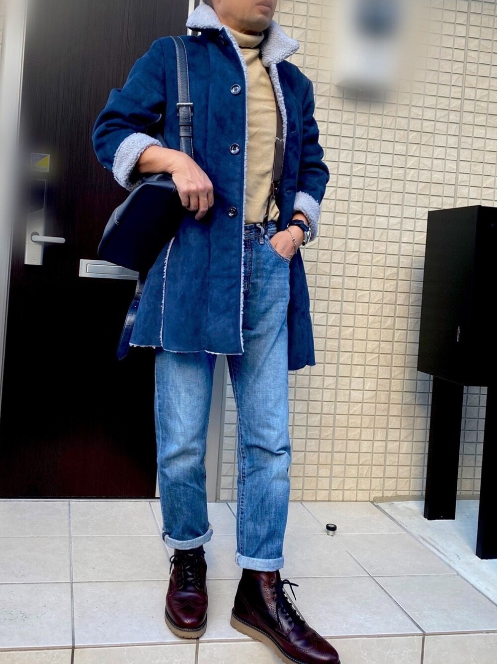 「大人カジュアル、お洒落さんとつながりたい、いいね、save、フォローお願いします🤑、フォローミー、キレイめ、ボア、ブーツ、デニム、休日コーデ」｜「g-stageの裏ボアフェイクスウェード　ステンカラーコート（ステンカラーコート、ブルー系）」を使った、zizitownさん（メンズ・175cm）の冬コーディネートの1枚目の写真