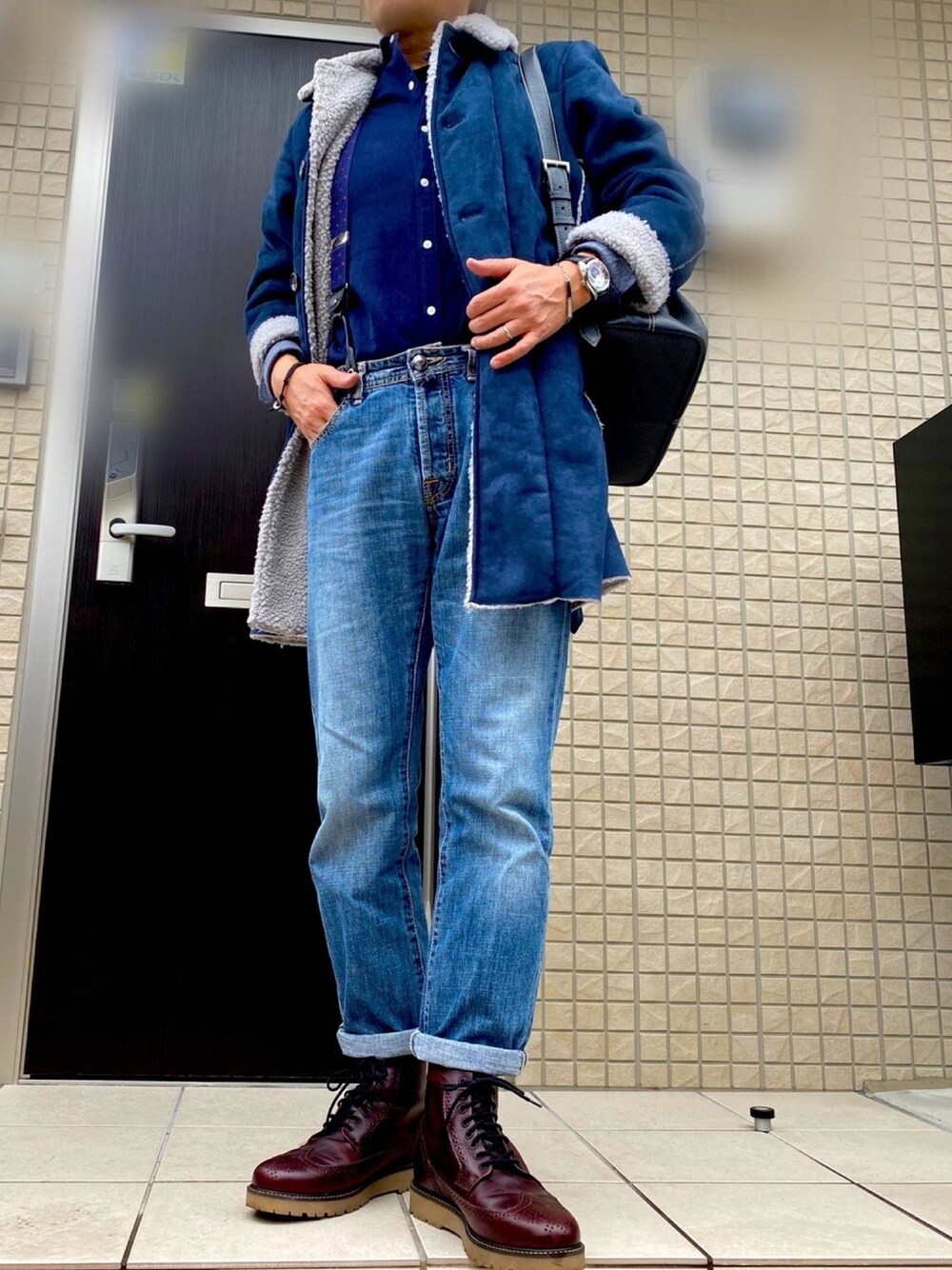 「おしゃれさんと繋がりたい、いいね、save、フォローお願いします🤑、フォローミー、休日スタイル、オトナカジュアル、きれいめカジュアル、キレイめ、チェスターコート、ブーツ、ヤコブコーエン」｜「g-stageの裏ボアフェイクスウェード　ステンカラーコート（ステンカラーコート、ブルー系）」を使った、zizitownさん（メンズ・175cm）の冬コーディネートの1枚目の写真