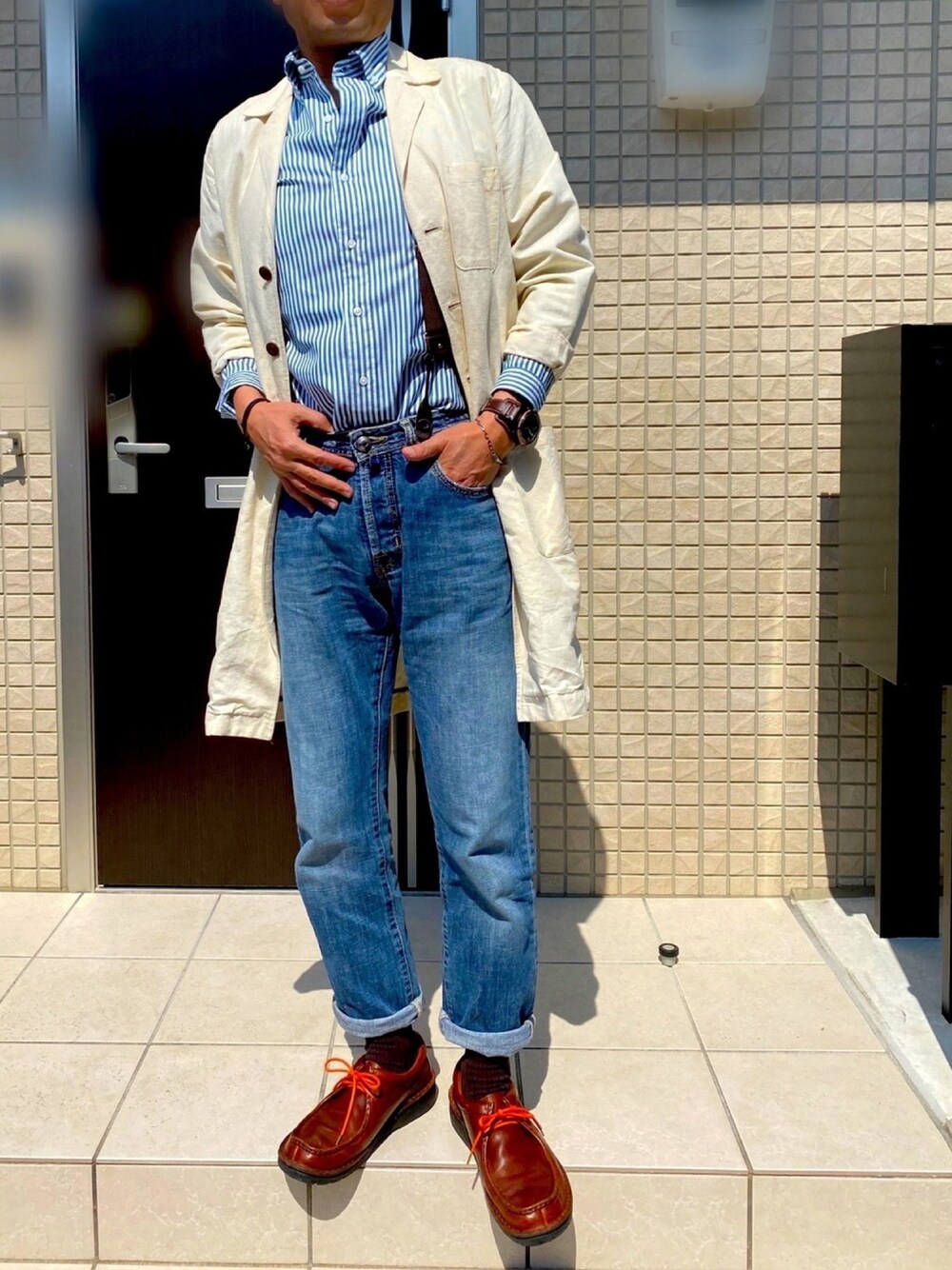 「春めきシューズ、お洒落さんとつながりたい、いいね、save、フォローお願いします🤑、フォローミー、きれいめカジュアル、デニムパンツ、スプリングコート、春アウター、ホワイトコーデ」｜「D'URBANのアイテム（シャツ/ブラウス、グリーン系）」を使った、zizitownさん（メンズ・175cm）の春コーディネートの1枚目の写真