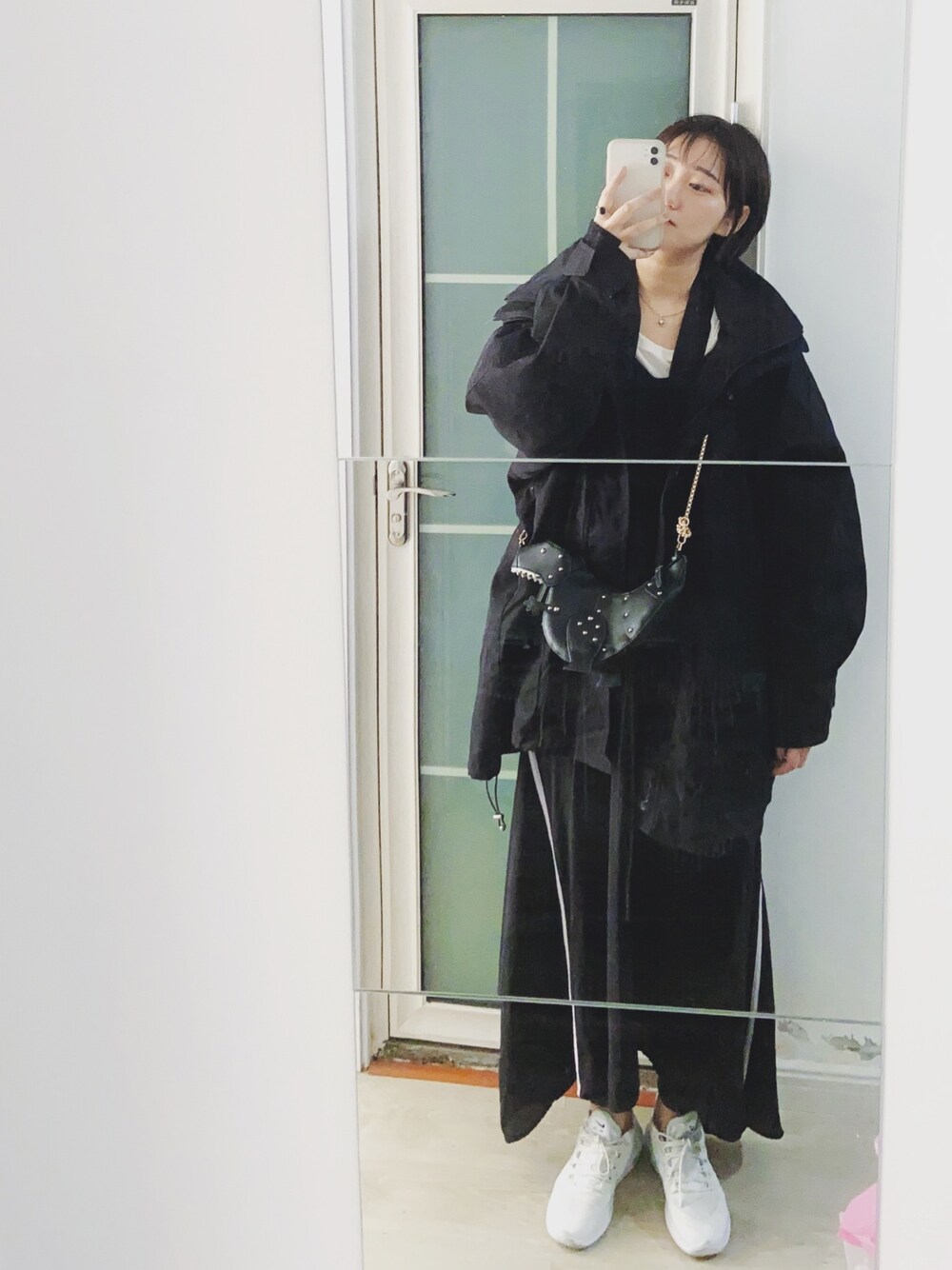 「ootd、休闲、oversize、黑白搭配」｜「unknownのアイテム（ダウンジャケット/コート、ブラック系）」を使った、SandraWhoooさん（レディース・167cm）の冬コーディネートの1枚目の写真