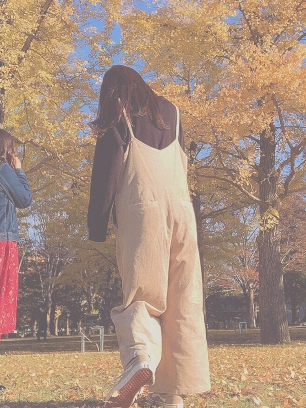 「秋コーデ、秋のコーデ、VANS、紅葉、イチョウ並木、スウェット、トレーナー、コーデュロイ、サロペット」｜「お友達と🧸のアイテム（その他、ホワイト系）」を使った、maさん（レディース・158cm）の秋コーディネートの1枚目の写真