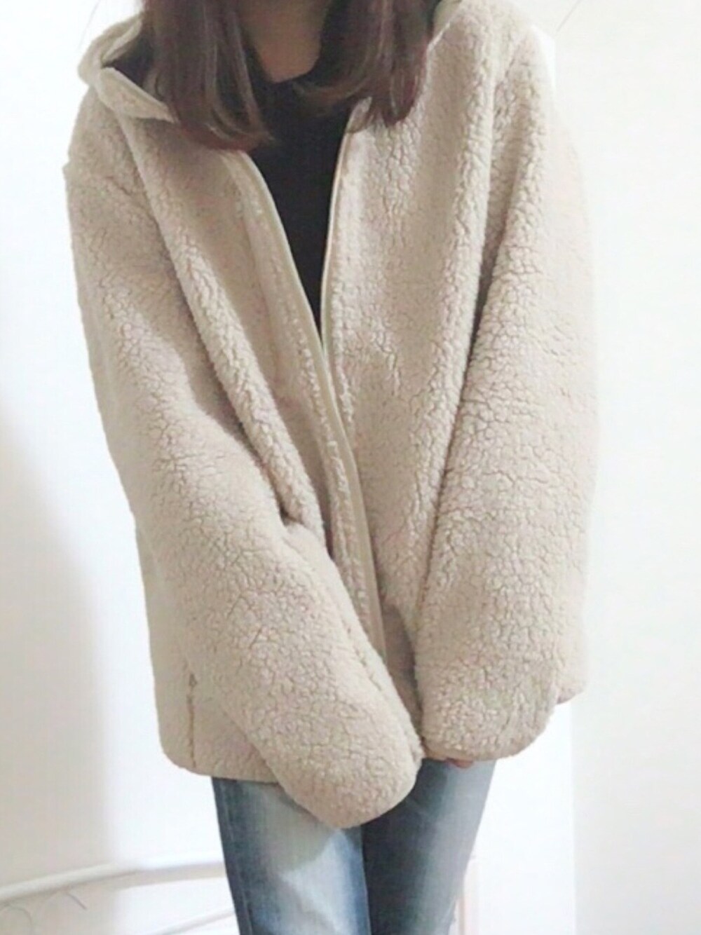 「ボア、ボアジャケット、スキニーデニム、シンプルコーデ、スウェット、おしゃれさんと繋がりたい、シンプル、ベージュ」｜「GUの（GU）スウェットプルオーバー（長袖）（トップス、ブラック系）」を使った、maさん（レディース・158cm）の冬コーディネートの1枚目の写真