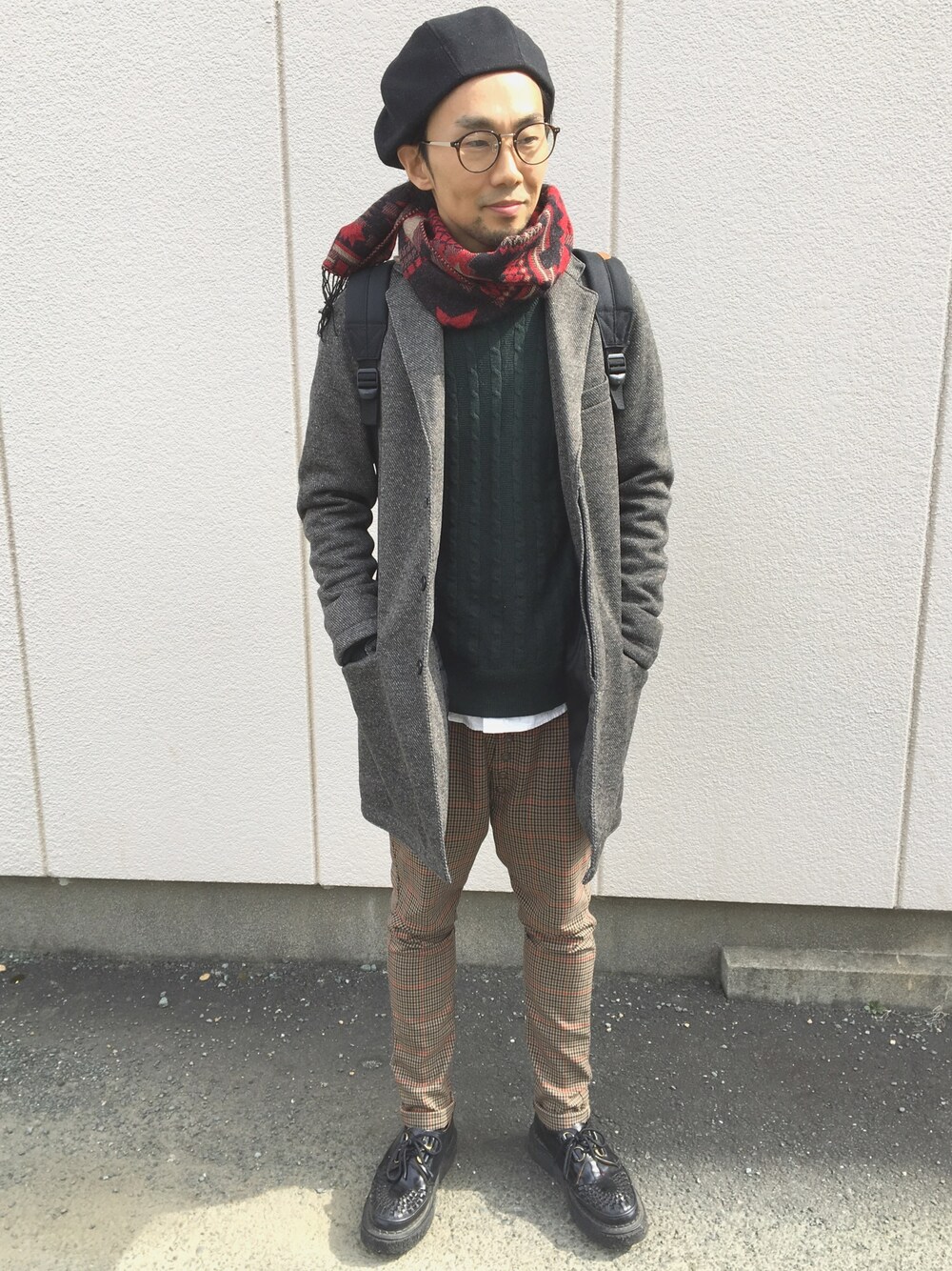 「オトナカジュアル、冬コーデ、チェスターコート、ベレー帽、チェックパンツ、ジョージコックス、KAPITAL、ニコアンド、休日スタイル、マフラー」｜「niko and...のアイテム（ニット/セーター、グリーン系）」を使った、サエポンさん（メンズ・171cm）の冬コーディネートの1枚目の写真