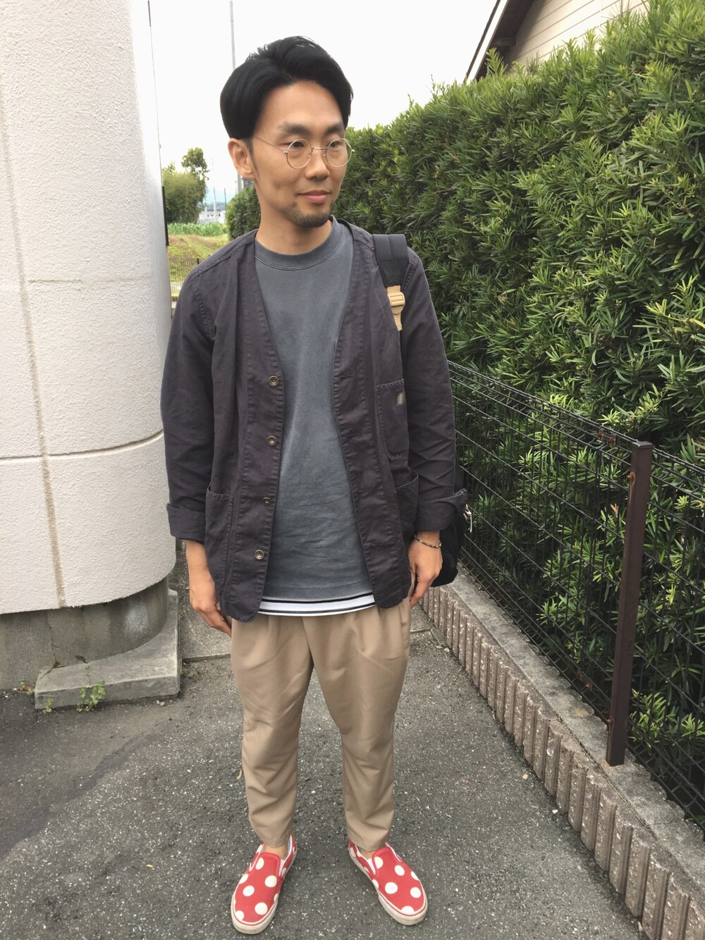 「カバーオール、レイヤードスタイル、VANS、ノーカラージャケット、オトナカジュアル、カジュアル、ootd、ビッグシルエット、めがね、リュック」｜「LAKOLEのコットンリネンオックスノーカラーブルゾン / LAKOLE（ブルゾン、ブラック系）」を使った、サエポンさん（メンズ・171cm）の春コーディネートの1枚目の写真