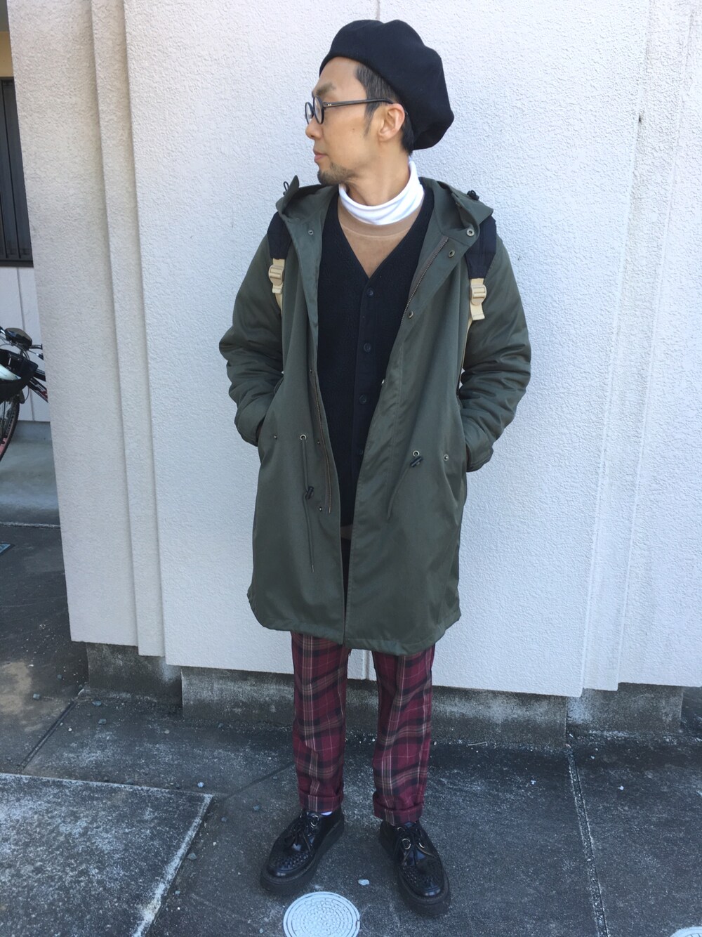 「ベレー帽、モッズコート、チェックパンツ、GU、UNIQLO、ootd、ジョージコックス、冬コーデ、タートルネック、丸メガネ」｜「SENSE OF PLACE by URBAN RESEARCHのベロアスウェットシャツ（スウェット、ベージュ系）」を使った、サエポンさん（メンズ・171cm）の冬コーディネートの1枚目の写真