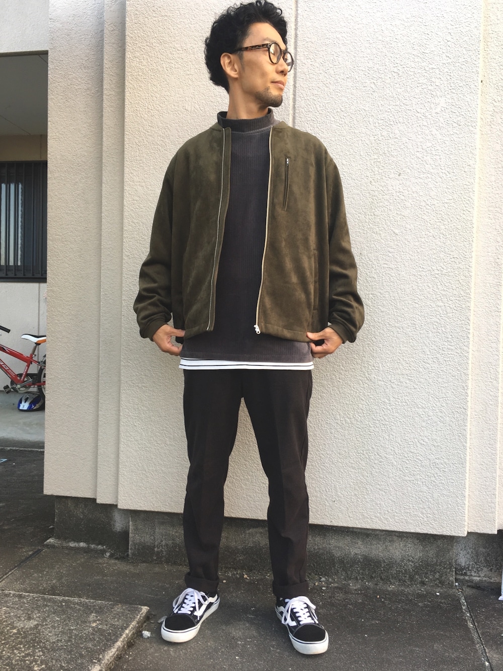 グリーン系のMA-1、ブラック系のTシャツ/カットソー、ホワイト系のタンクトップを着用したメンズの秋コーディネートの1枚目の写真