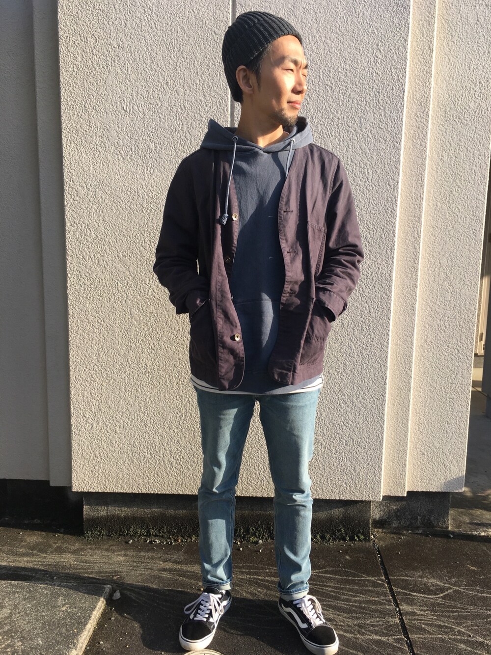 「休日スタイル、スニーカーコーデ、ootd、VANS、パーカー、デニム、ワントーンコーデ、カジュアル、春コーデ、シンプル」｜「LAKOLEのコットンリネンオックスノーカラーブルゾン / LAKOLE（ブルゾン、ブラック系）」を使った、サエポンさん（メンズ・171cm）の春コーディネートの1枚目の写真