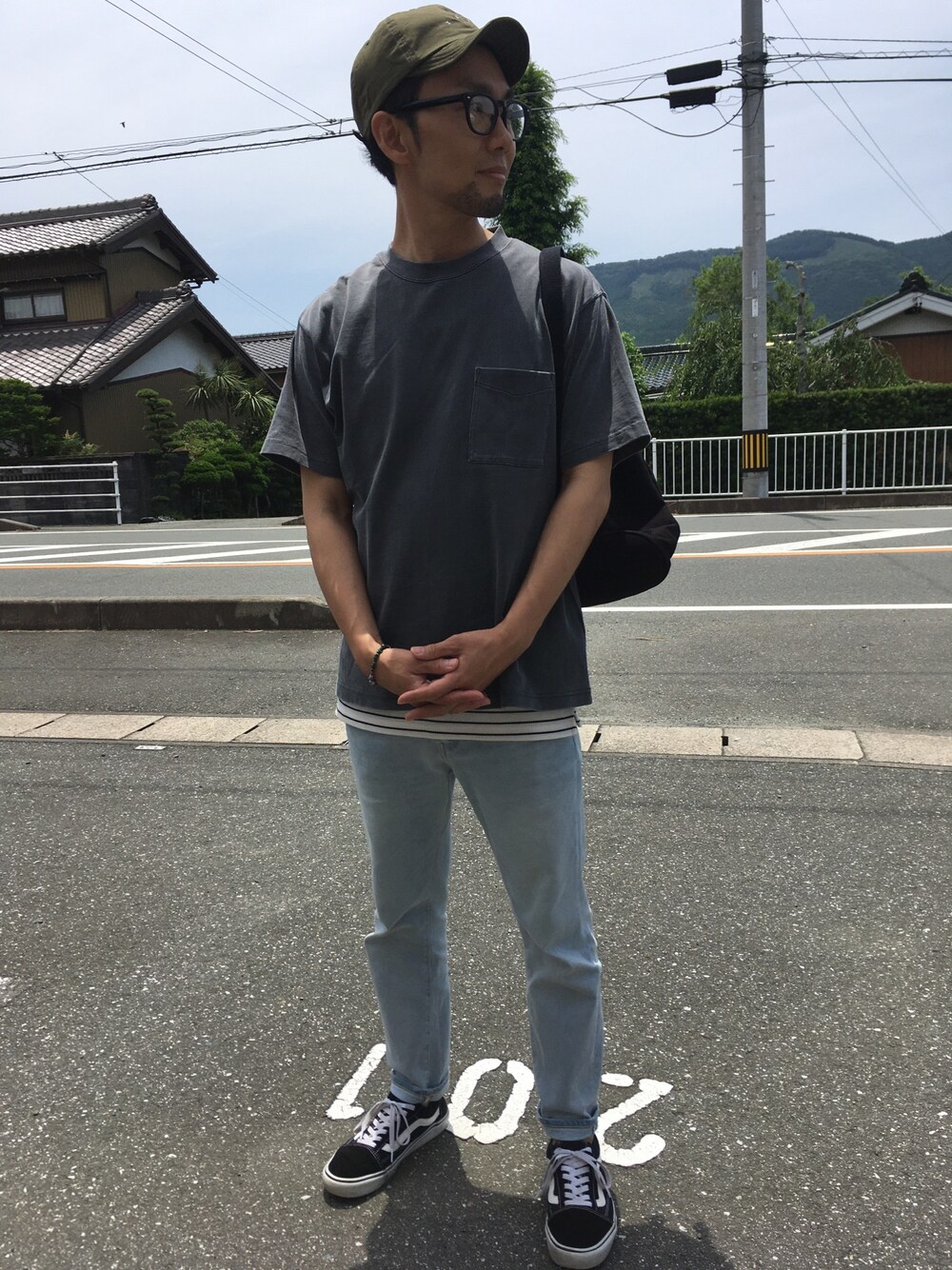 「夏コーデ、シンプルコーデ、休日スタイル、カジュアル、スニーカー、ootd、デニム、VANS、メガネ男子、キャップ」｜「niko and...のショートロゴキャップ（キャップ、グリーン系）」を使った、サエポンさん（メンズ・171cm）の夏コーディネートの1枚目の写真