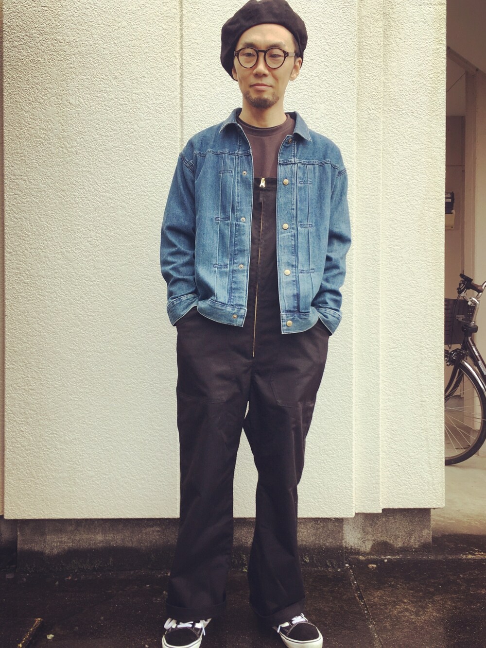 「休日スタイル、秋のコーデ、ootd、サロペット、VANS、ベレー帽、メガネ男子、GU、デニムジャケット、universaloverall」｜「LAKOLEのツイルベレー帽 / LAKOLE（ハンチング/ベレー帽、ブラック系）」を使った、サエポンさん（メンズ・171cm）の秋コーディネートの1枚目の写真